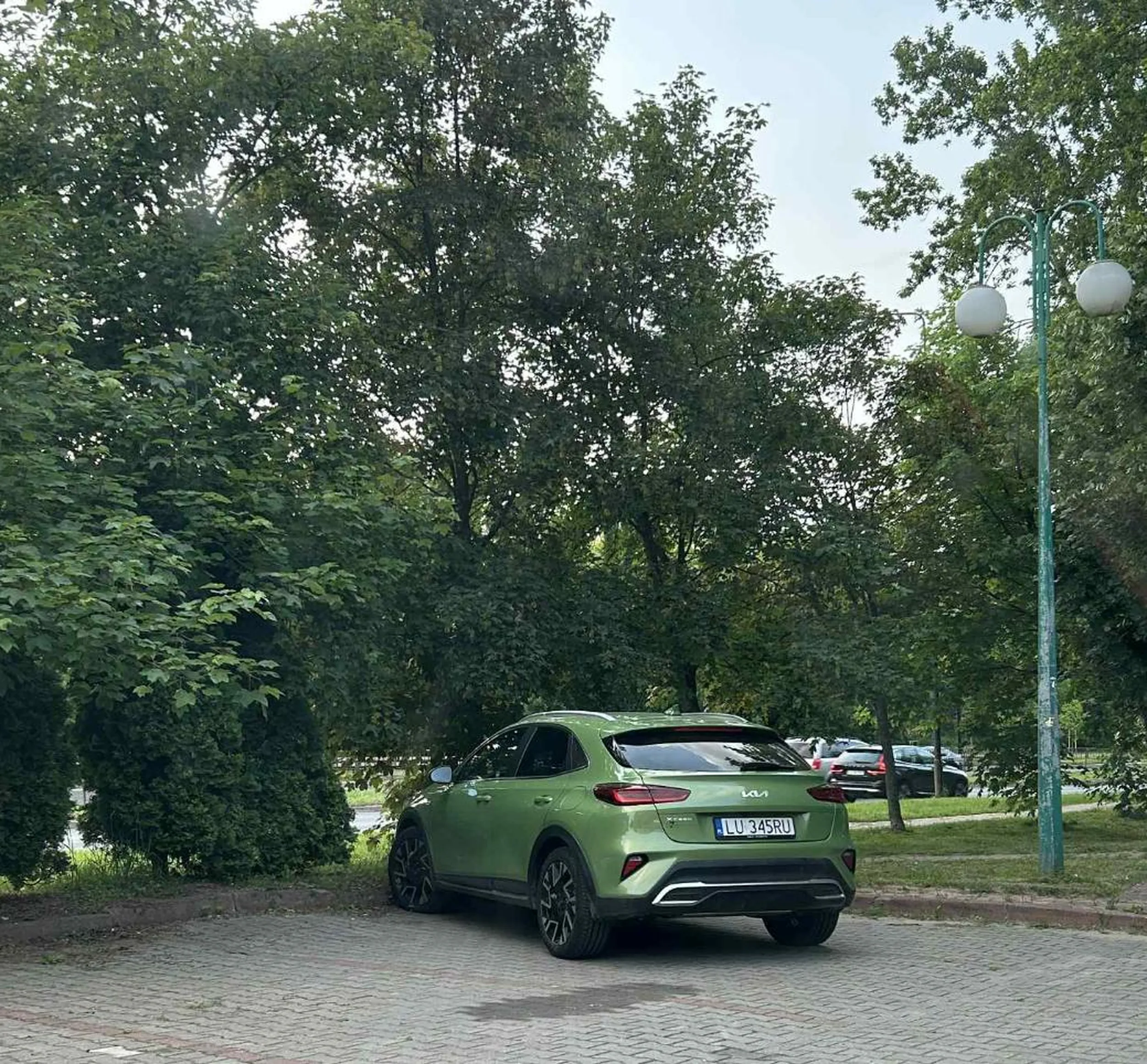 wspaniale zaparkowany pojazd, chociaz mozna bylo sprobowac zajac jeszcze jedno miejsce