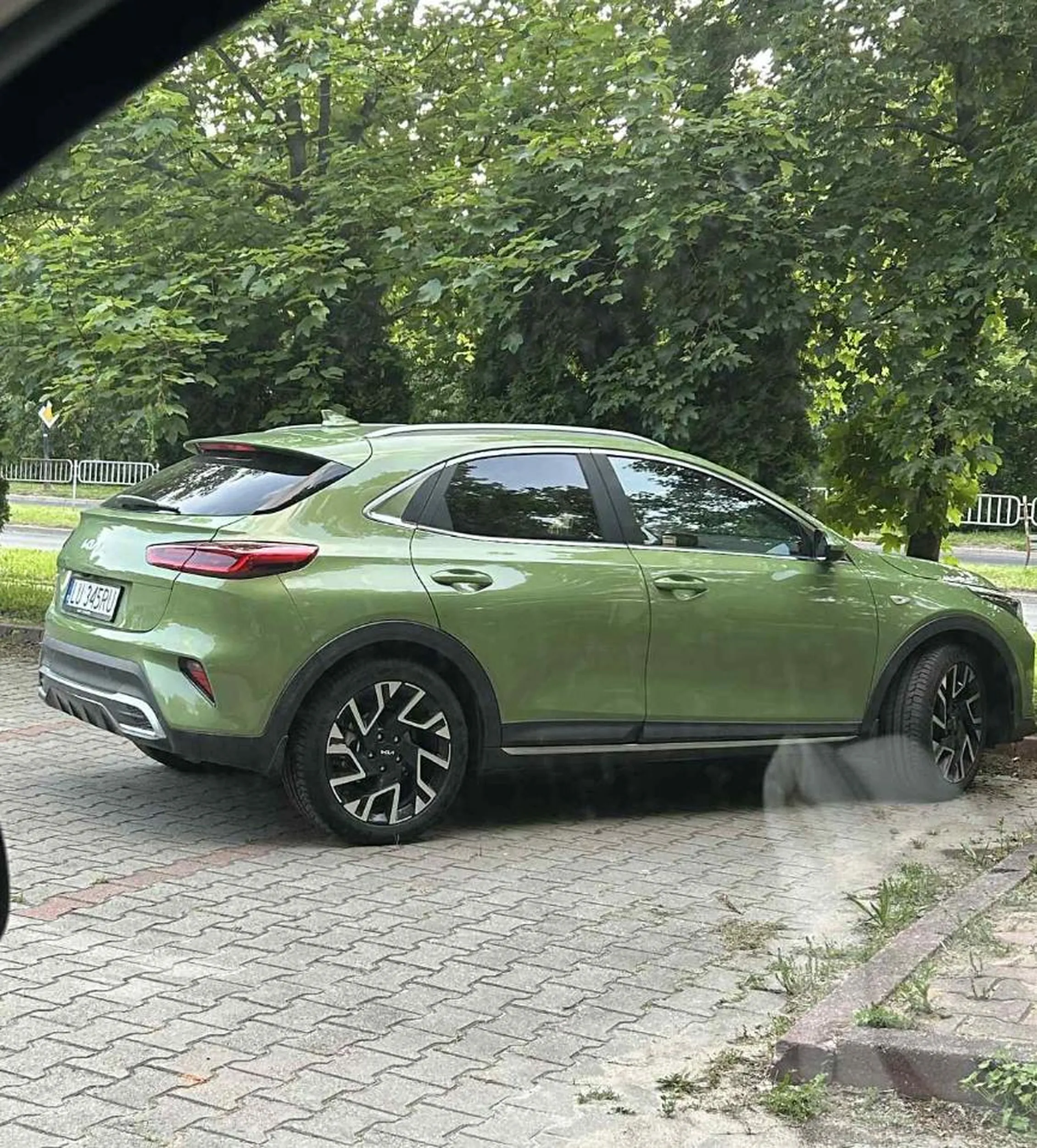 wspaniale zaparkowany pojazd, chociaz mozna bylo sprobowac zajac jeszcze jedno miejsce