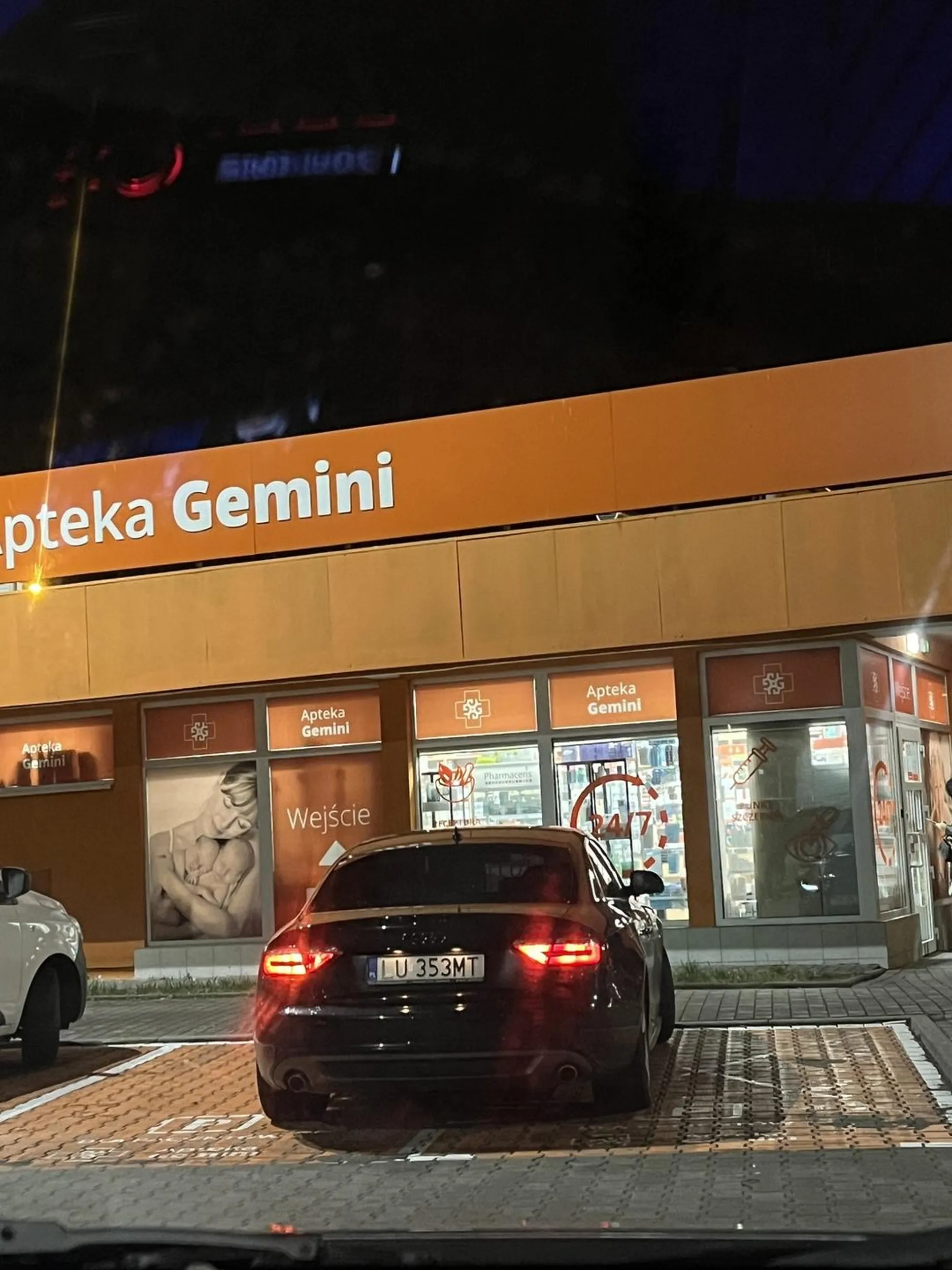 Wiadomo, że jak karyna to też pięknie zaparkuje zajmując dwa miejsca parkingowe