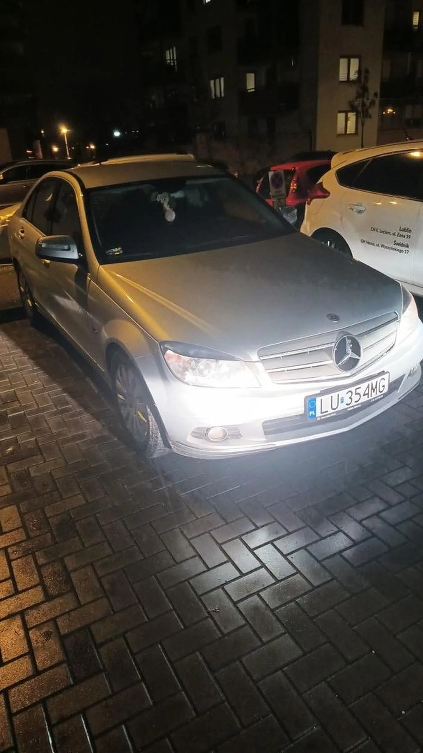 Ten cham zaparkował na moim prywatnym miejscu i nie zostawił nawet kartki z nr telefonu. Mija doba a ten dalej nie daje oznak. Świadomie zajął to miejsce i ma w du..e.