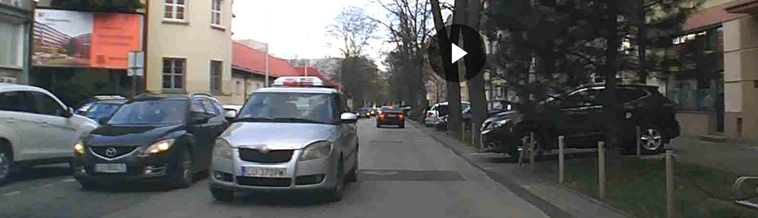 Cierp wymusza pierwszeństwo notorycznie jeździ bez świateł. Polecam uważać bo ledwo widzi na oczy.