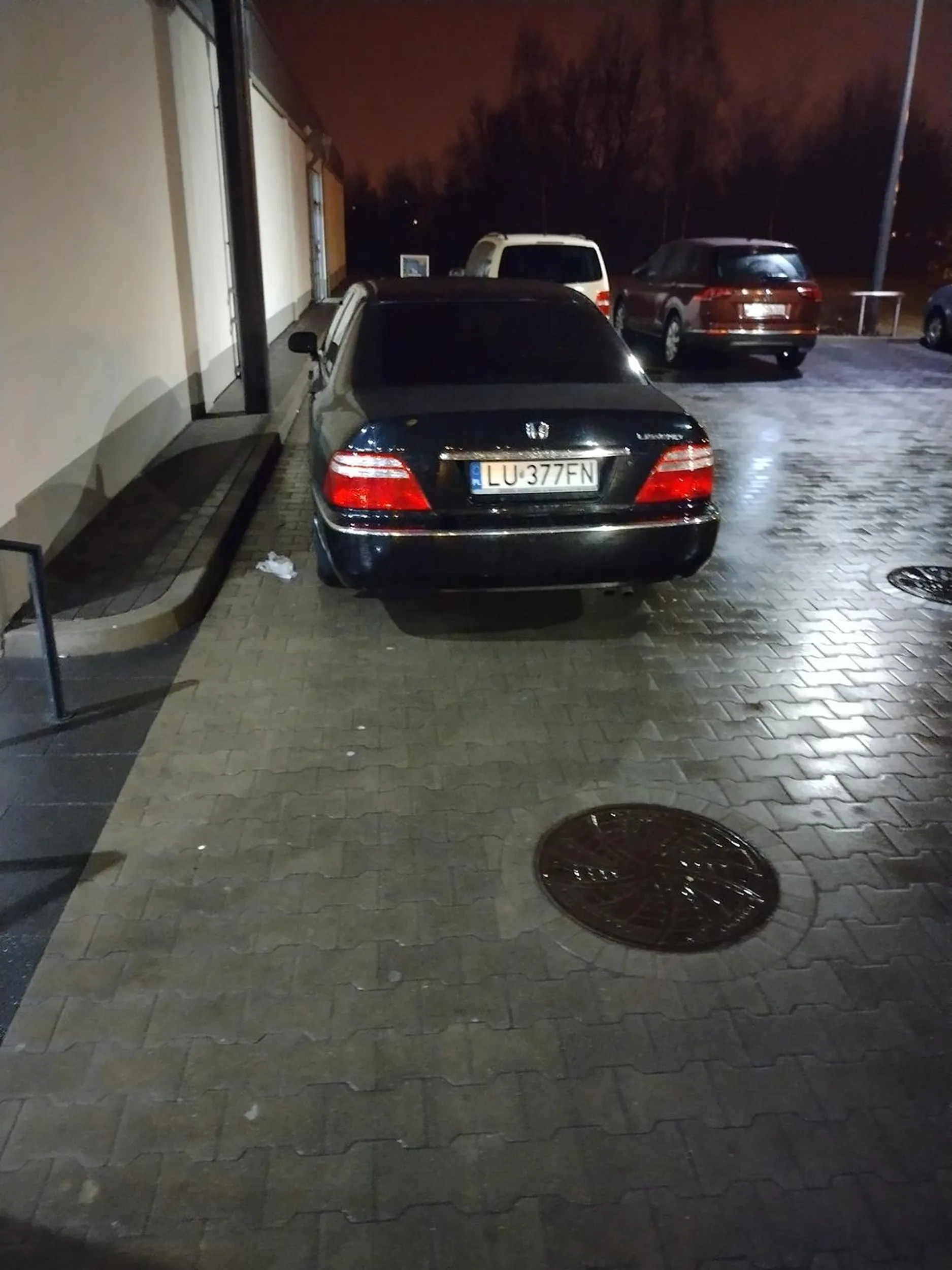 Parking 70 % pusty, ale pustak i tak przy drzwiach zaparkuje...?