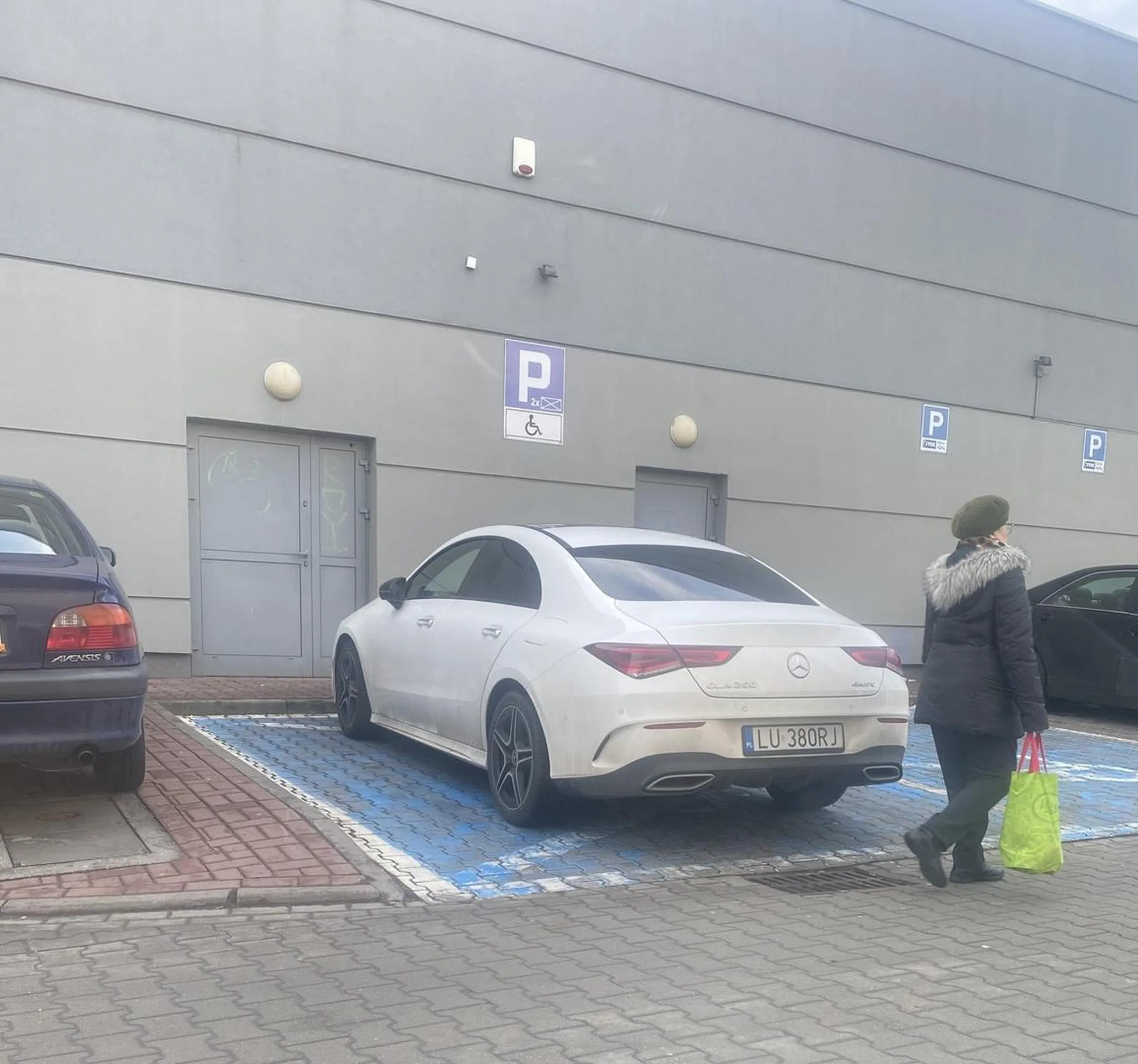 Młoda pani wysiadająca z Mercedesa zdecydowanie nie sprawiała wrażenia osoby niepełnosprawnej, ale oczywiście trzeba było zaparkować tuż pod drzwiami galerii. Nie pozdrawiam.