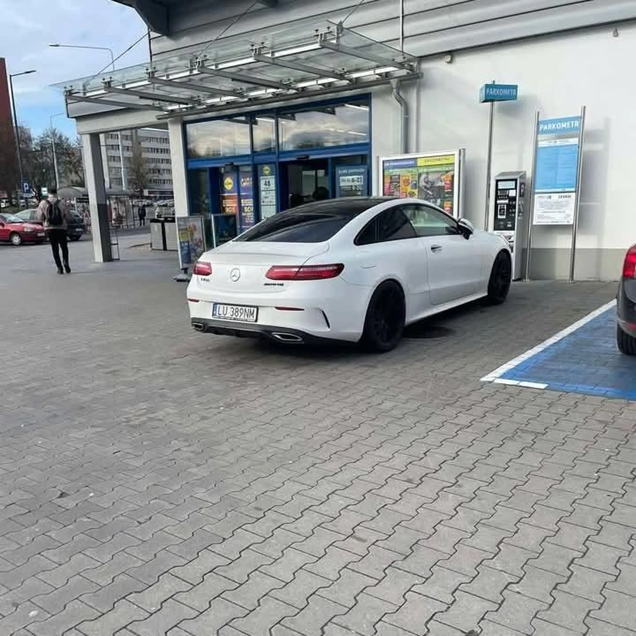 Karynka by się zmęczyła idąc do sklepu z wyznaczonego miejsca 10m dalej