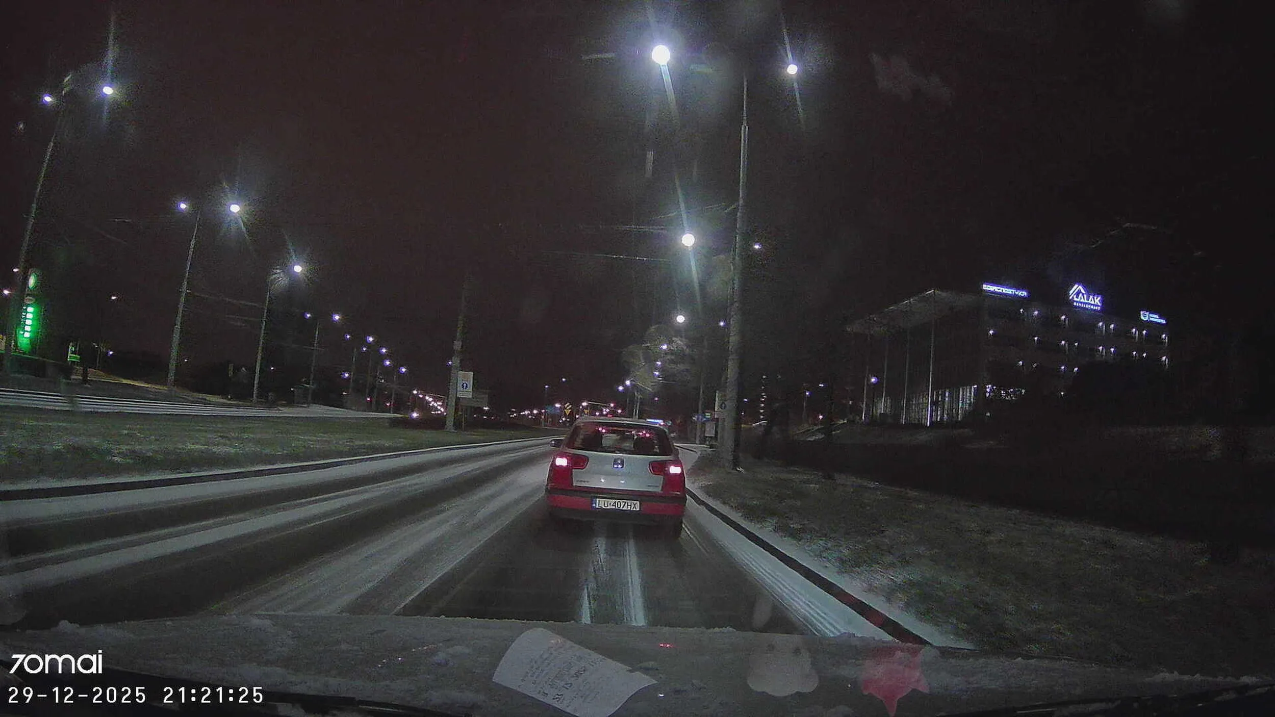 Ślimaczy się jak nie wiem, chyba 20cm śniegu pokonało i odebrało rozum