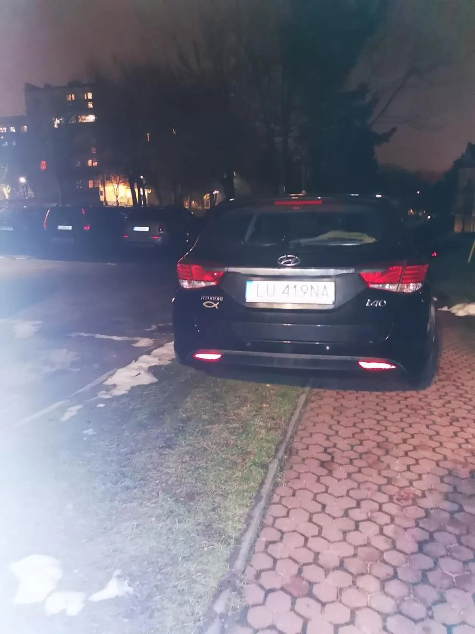 A zobacz jak parkuje... I to pod swoim blokiem na Szafirowej w Lublinie. Komentować chyba nie ma potrzeby