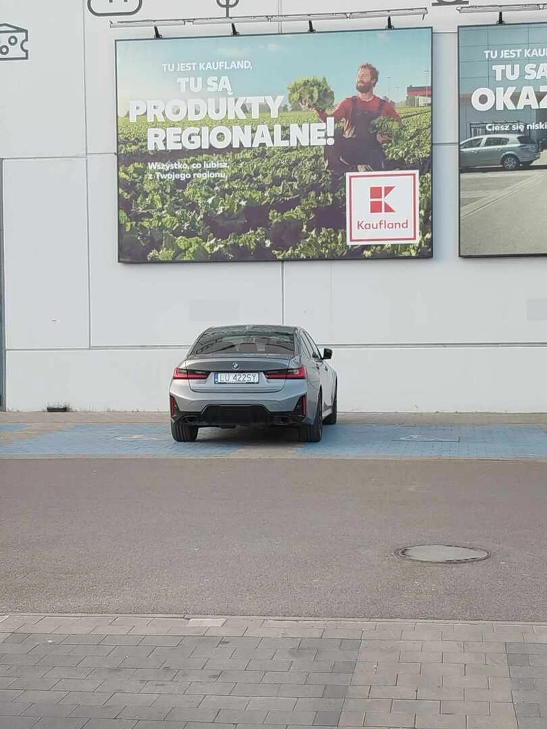 Dwójka chłopaczków parkuje między dwoma miejscami dla niepełnosprawnych i wychodzi śmiejąc się. Bardzo śmieszne ha ha.  1/10