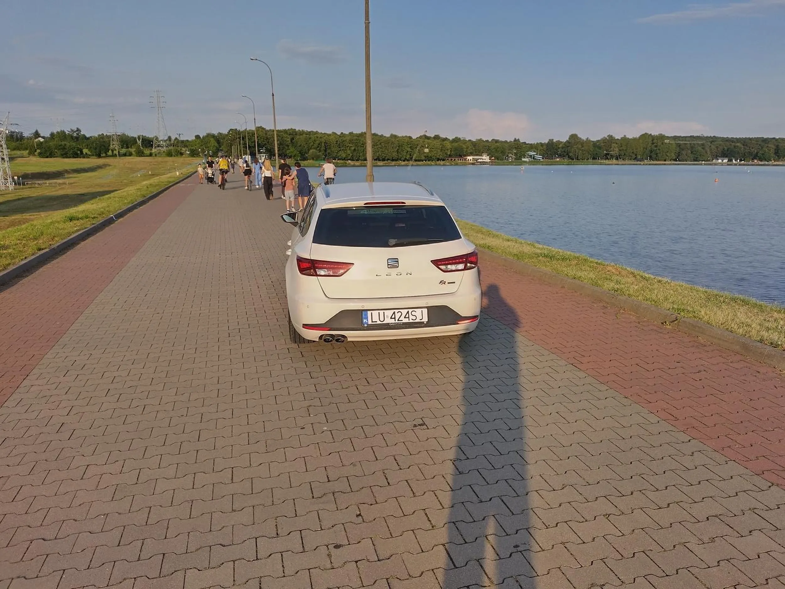 Kierująca pokazała że ja znaki nie dotyczą.