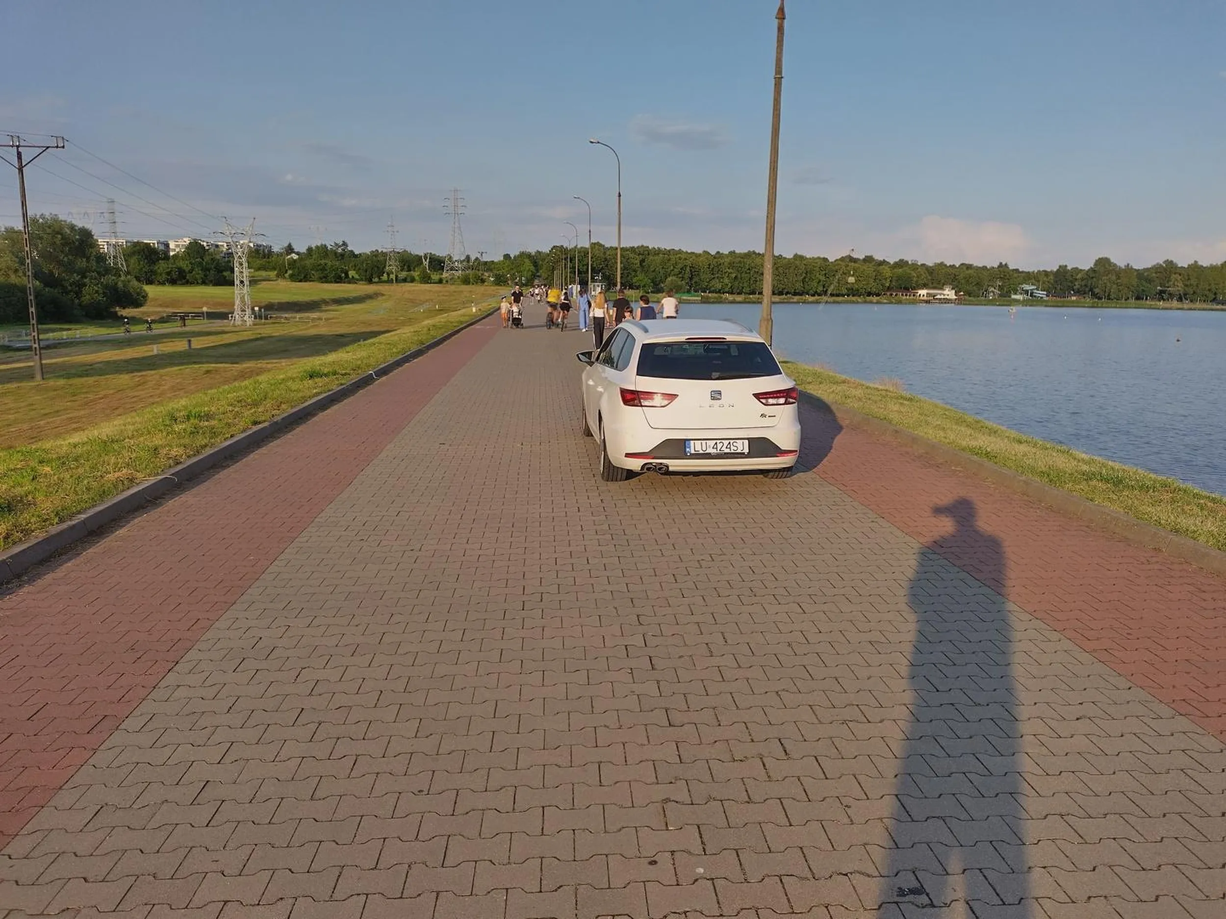 Kierująca pokazała że ja znaki nie dotyczą.