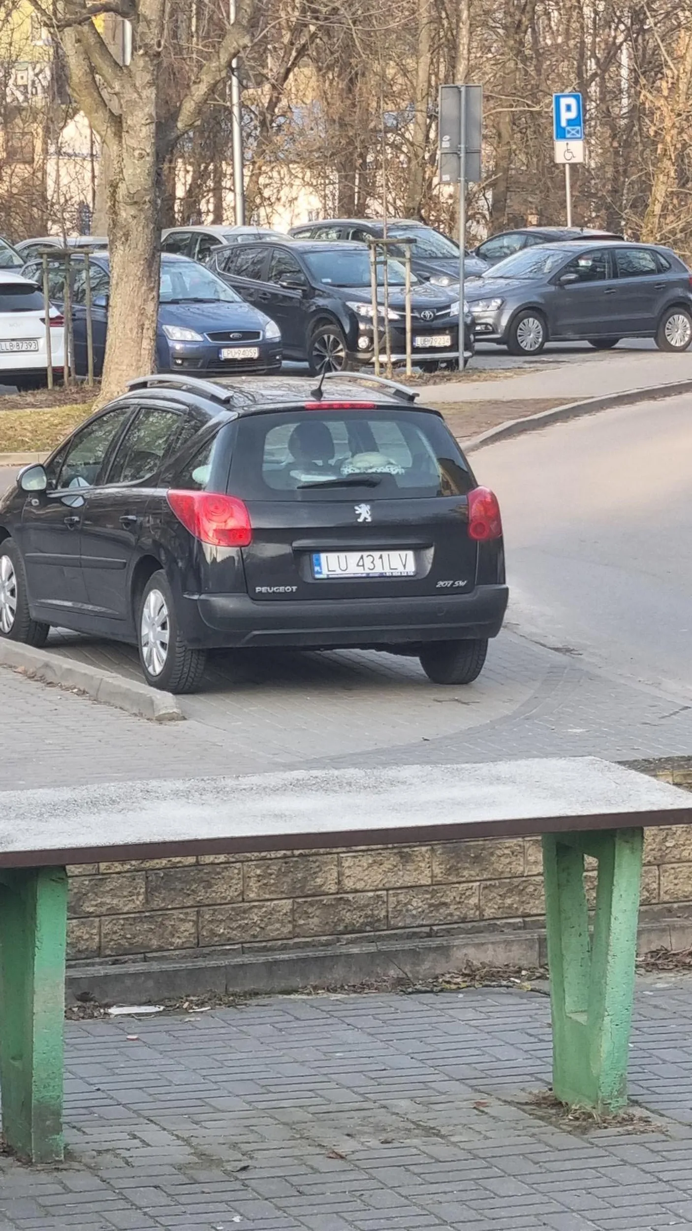 Parkuje na chodniku, nie zostawia pieszym nawet metra miejsca