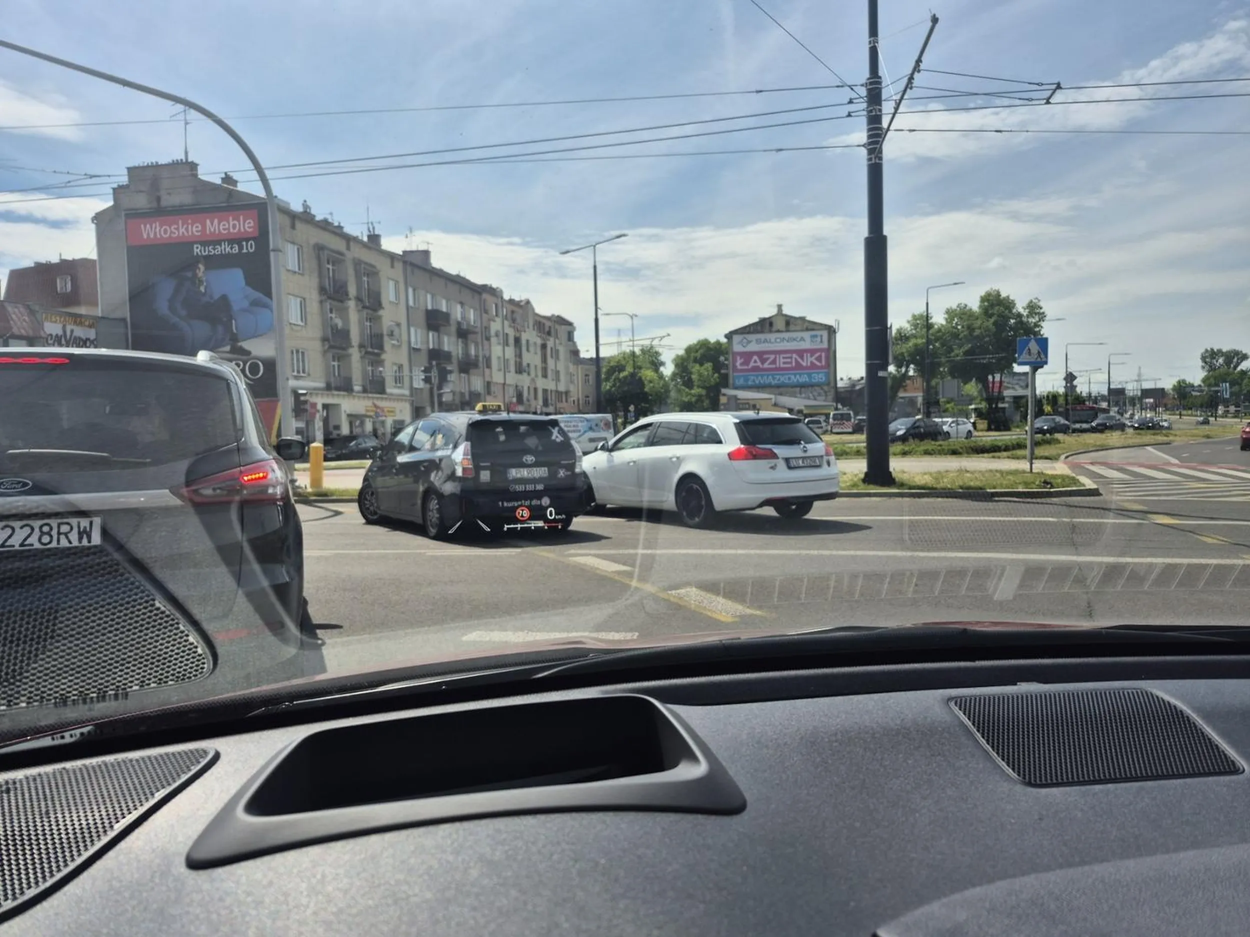 Trudno pokonać proste rondo. "Tworzenie" kolejnego pasa, wbijanie się na trzeciego i wymuszanie pierwszeństwa.