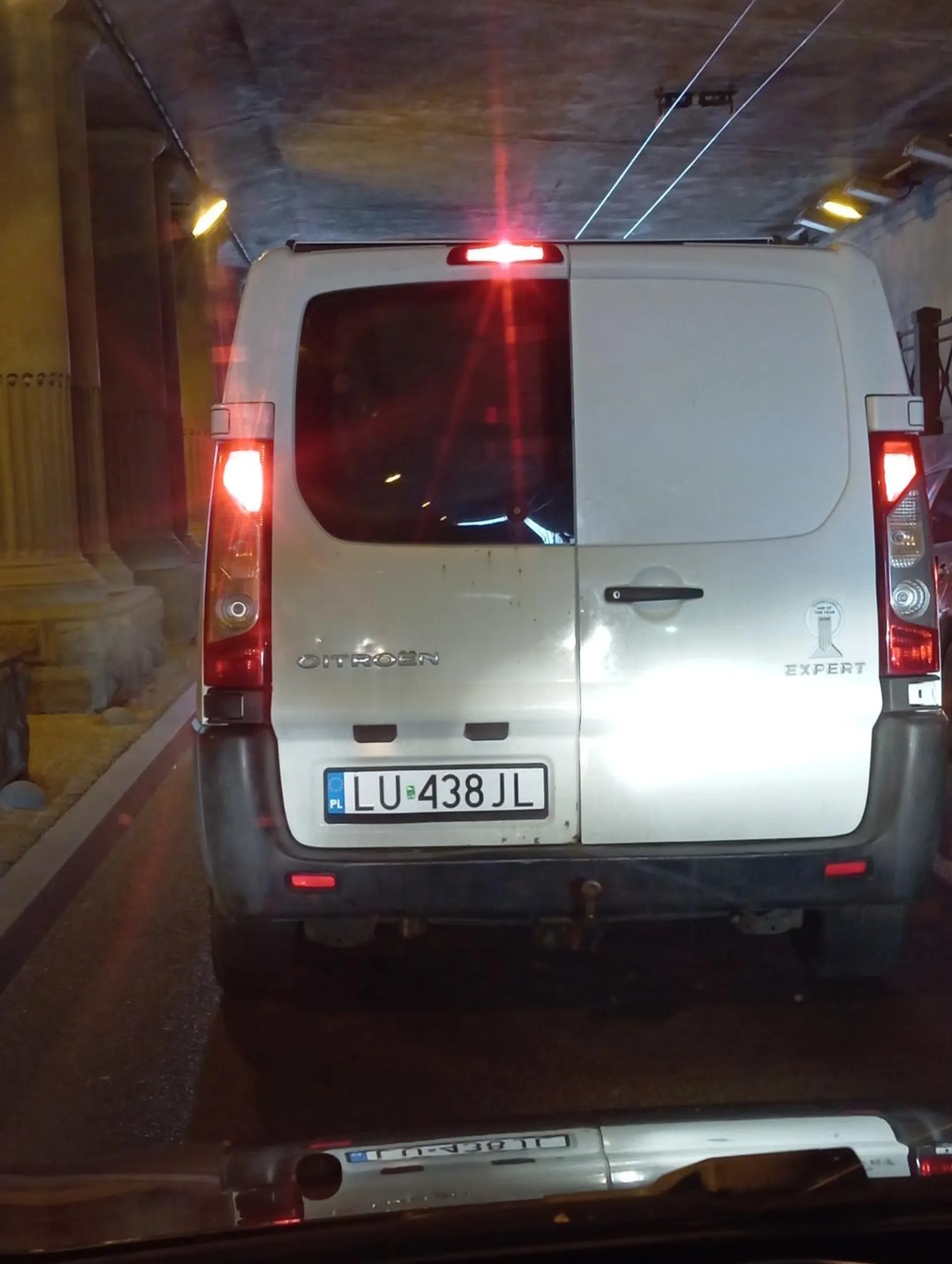 Śmieć, zmienia pas co chwile bez kierunkowskazów, prowokuje stłuczkę. Ewidentnie odszkodowanie chce wymusić że tego szrota.