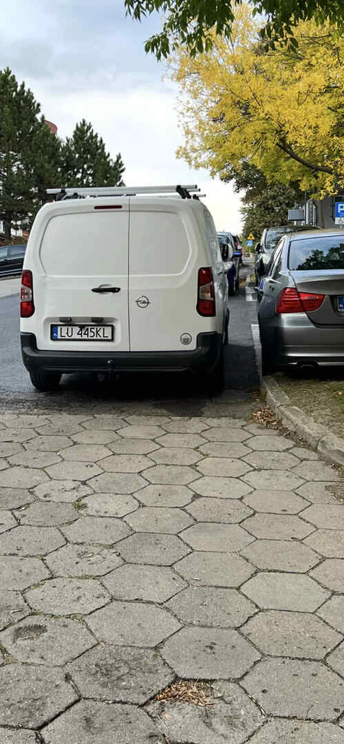 Zastawił drzwi drugiego auta i nie da się drzwi kierowcy otworzyć, zadowolony stoi na środku drogi.