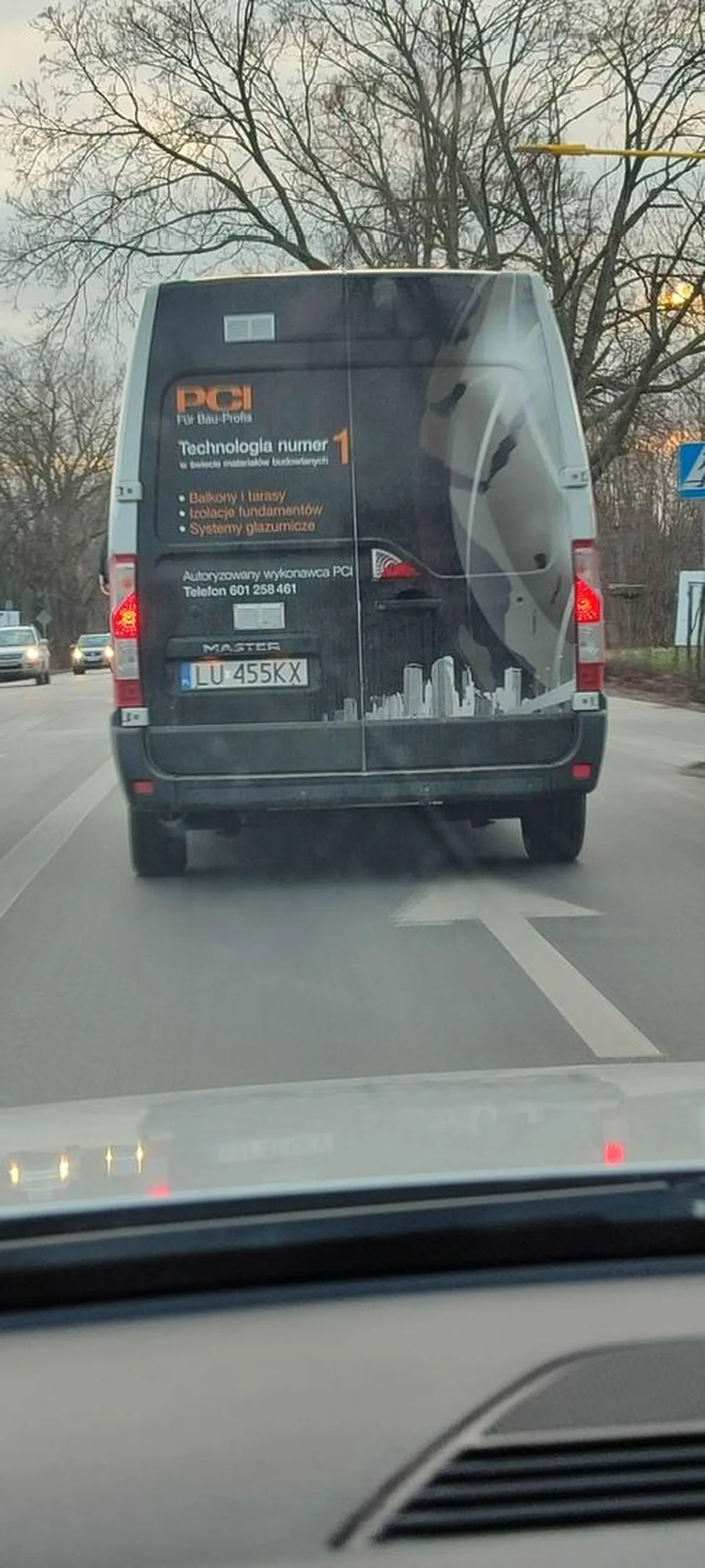 Pan zadowolony, nie zna przepisów, zajeżdża drogę pomimo iż nie ma pierwszeństwa. Resztę zachowam dla siebie.