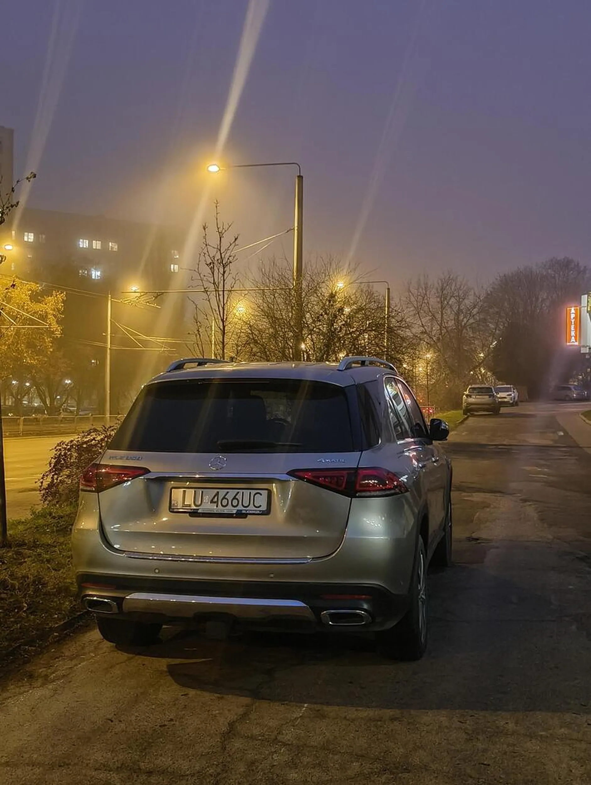 Kierowca zaparkował w miejscu gdzie biegnie droga do pobliskich bloków przez co kierowcy mają problem z dojazdem jak i wyjazdem...