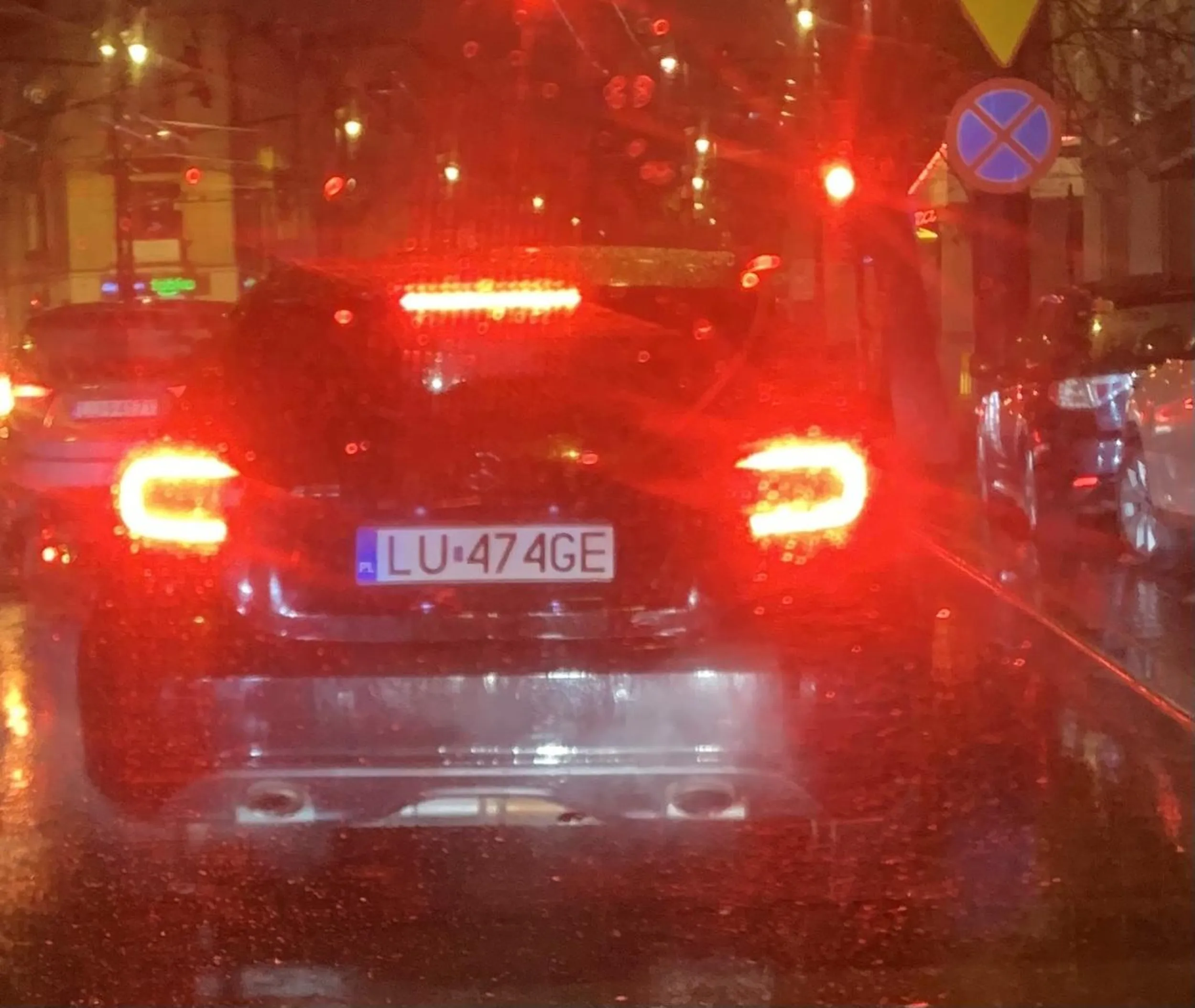 Wymusza pierwszeństwo. Zmienia pas ruchu bez kierunkowskazu pchając się jednocześnie pod inne rozpędzone samochody. Gdyby nie mój hamulec byłby wypadek