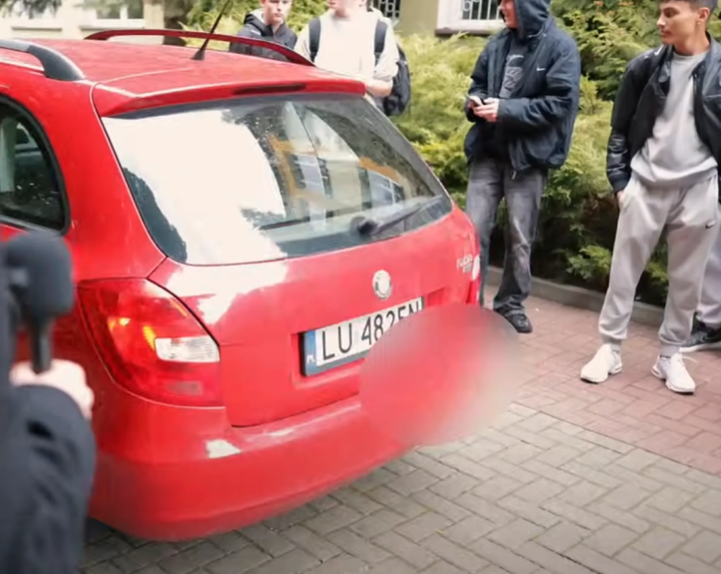 naucz się jeździć bandyto a nie grozisz a potem odjeżdżasz z piskiem opon na terenie szkoły tym swoim czerwonym czeskim złomem