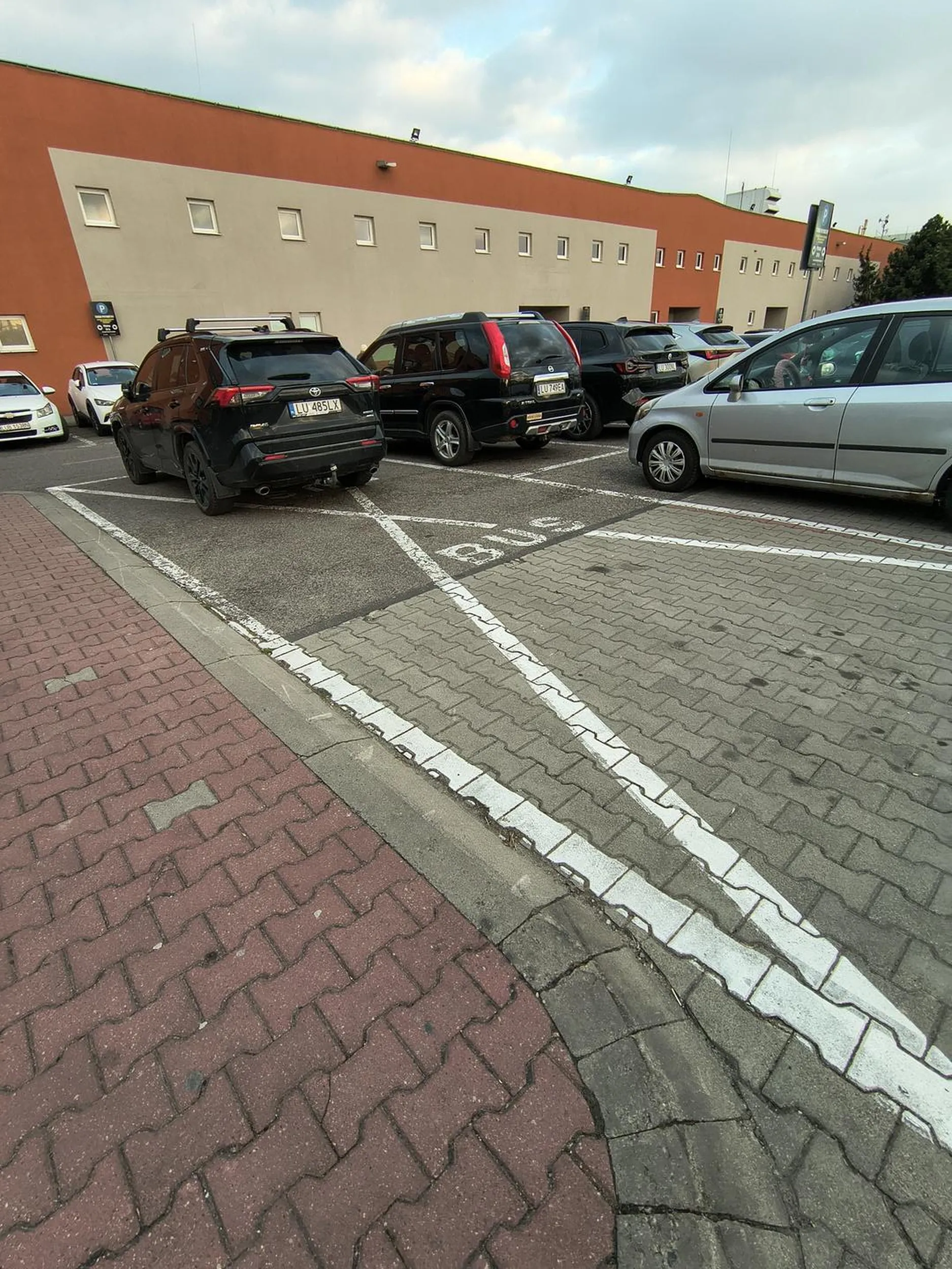 Parkowanie na miejscu dla busów.