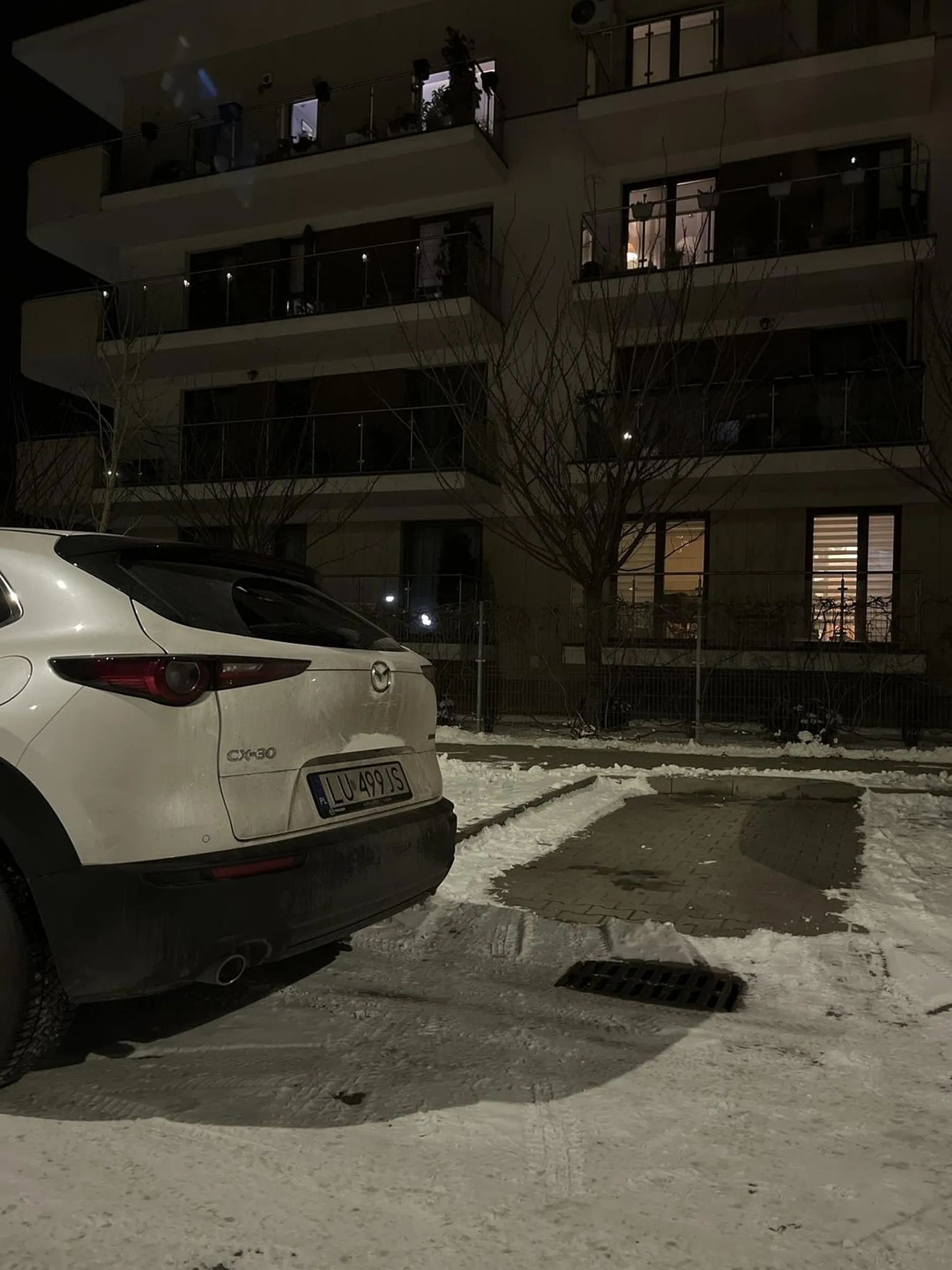 Naucz się parkować. Wystarczyłoby podjechać te kilka metrów do przodu i nie utrudniać ludziom życia.