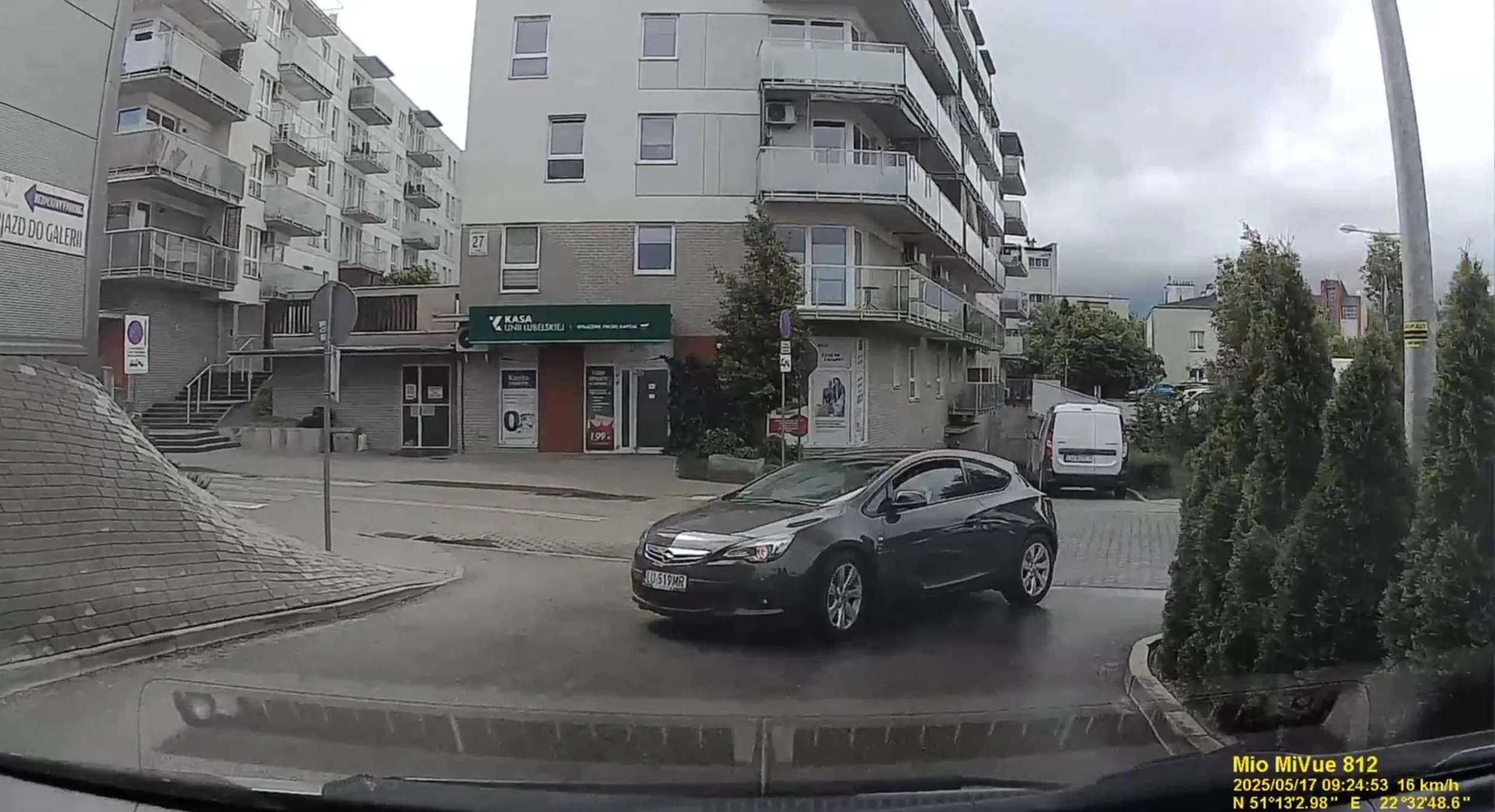 Pojebaniec ścina zakręty jak mu się podoba, ewidentnie prawko w chipsach znalazł.