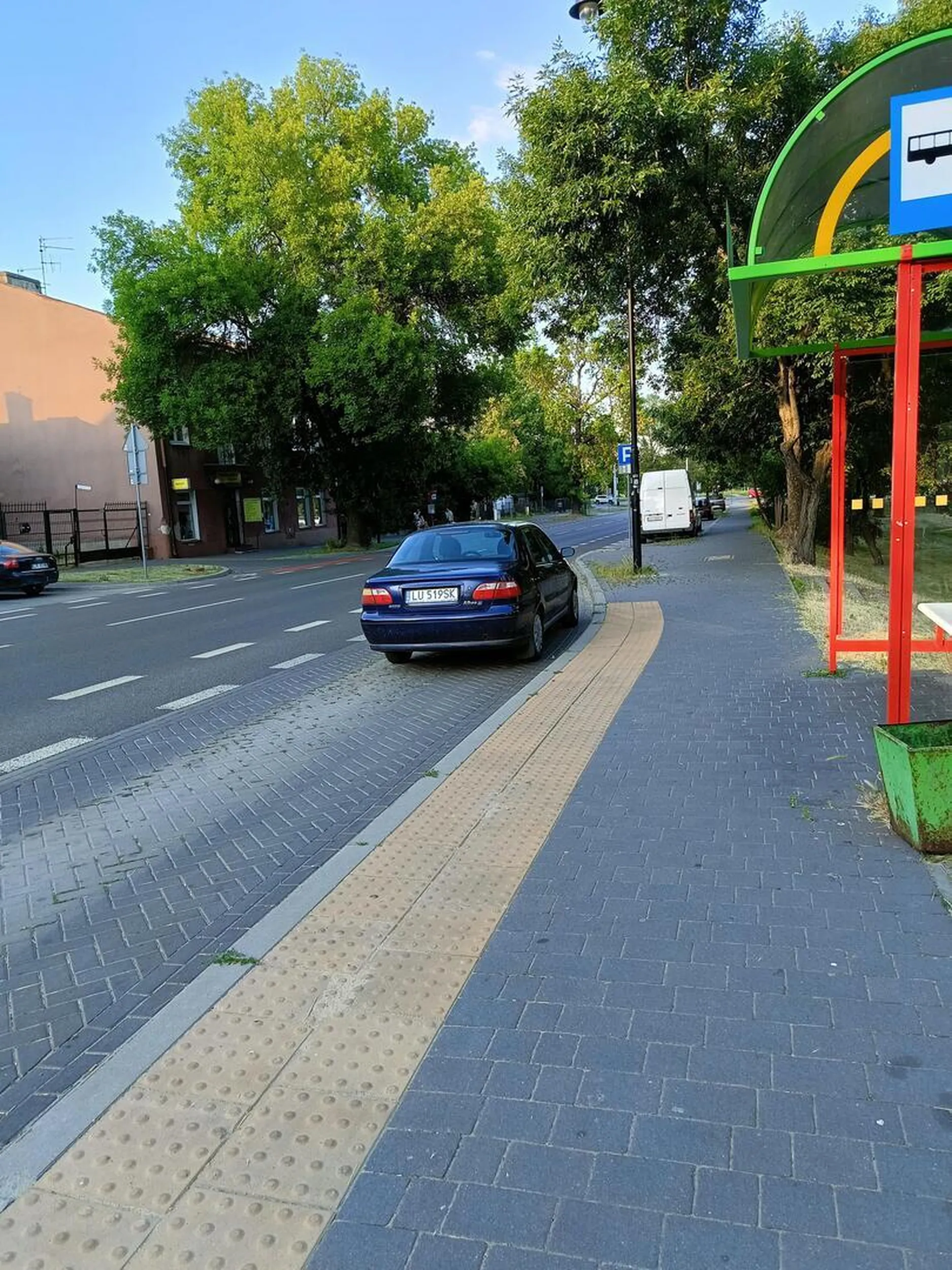Po co komu parking kilka metrów dalej, gdy można zaparkować na przystanku autobusowym