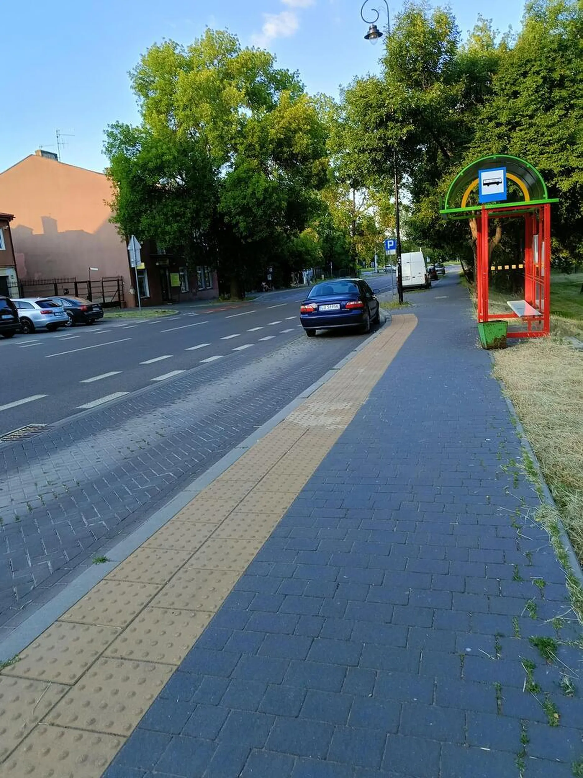Po co komu parking kilka metrów dalej, gdy można zaparkować na przystanku autobusowym