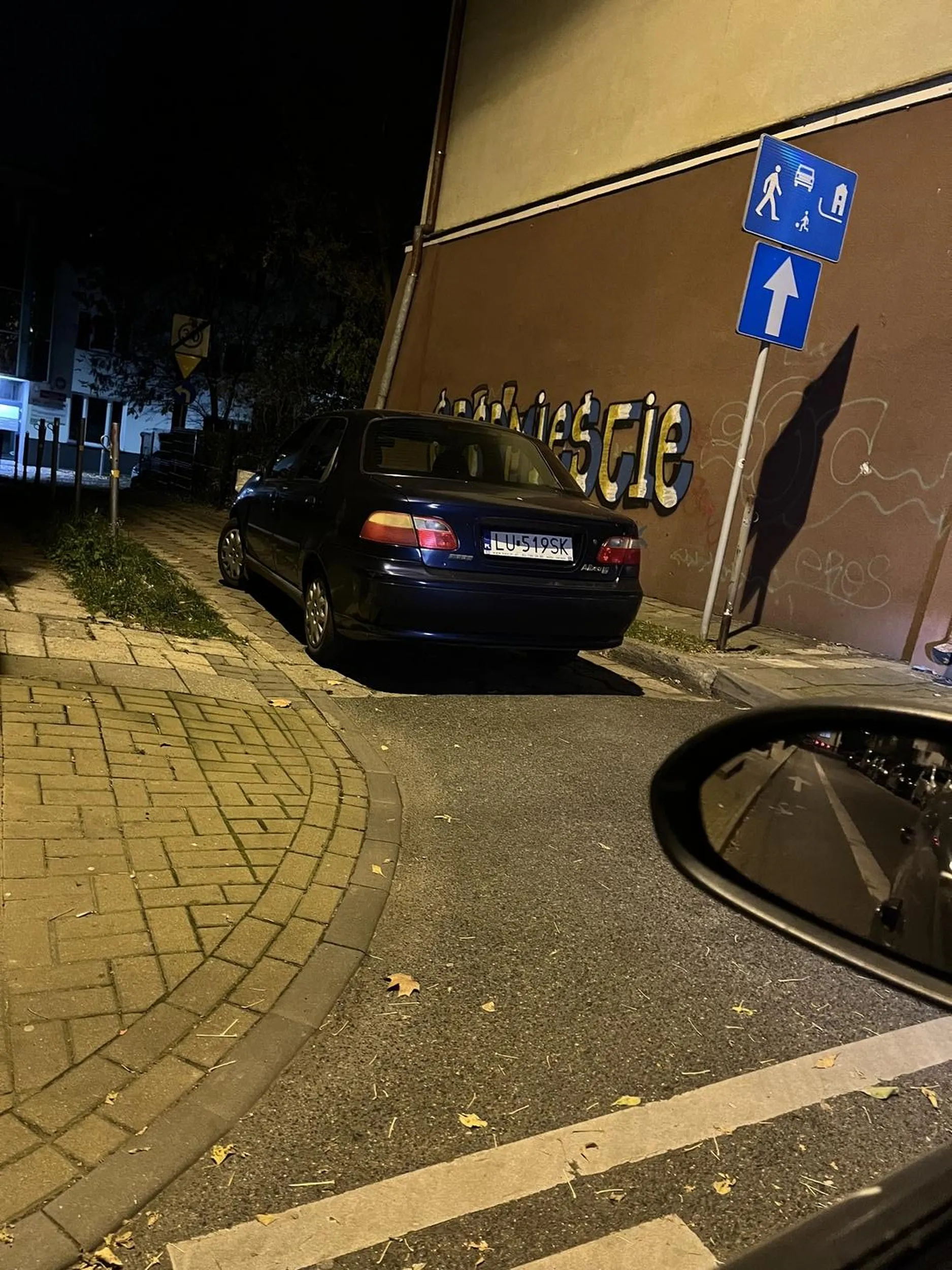 Zaparkował na środku drogi na całą noc..