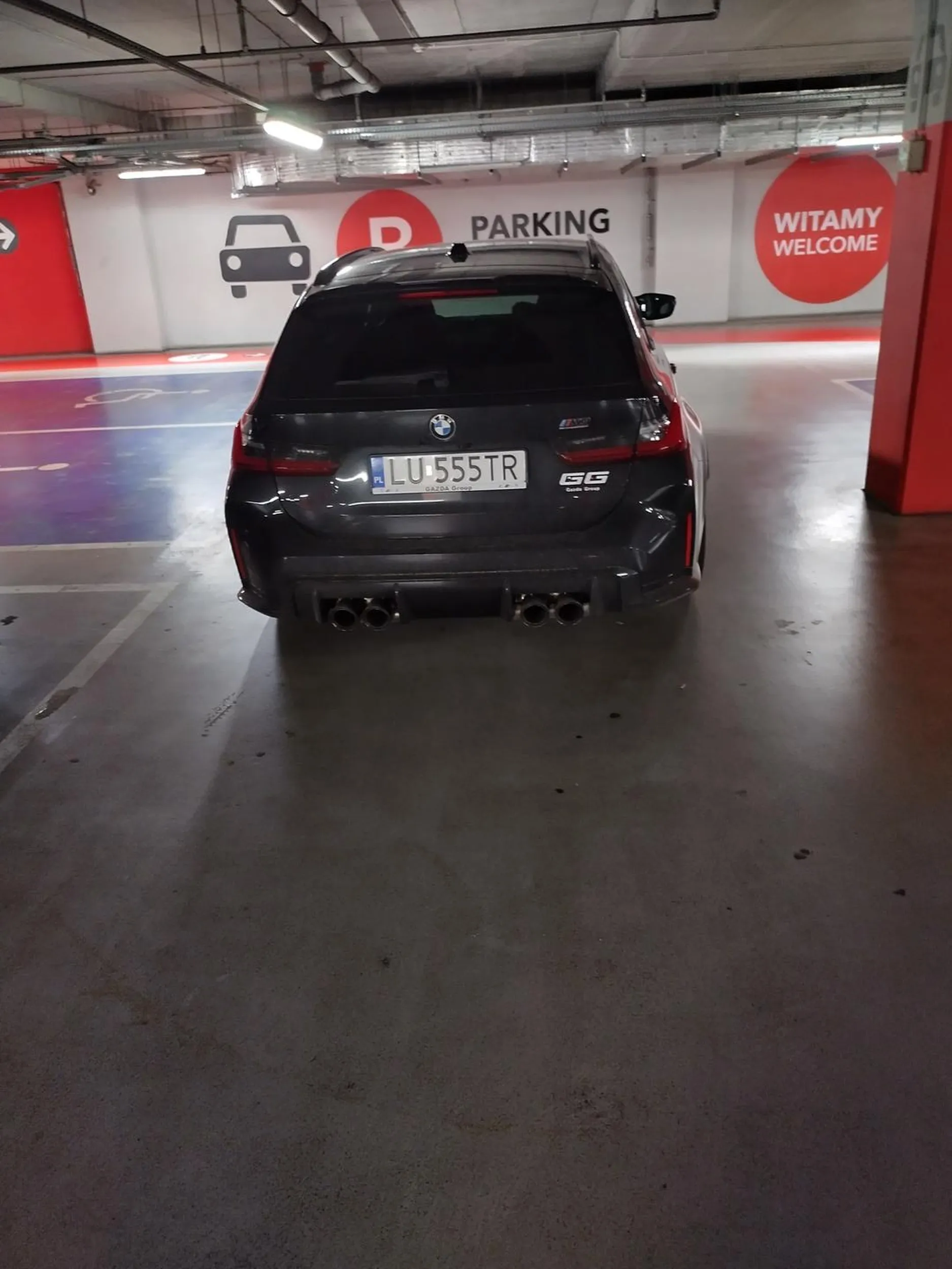 Każdy parkuje na miejscach parkingowych, aż nadjedzie taki osobnik bez mózgu i widok mamy?