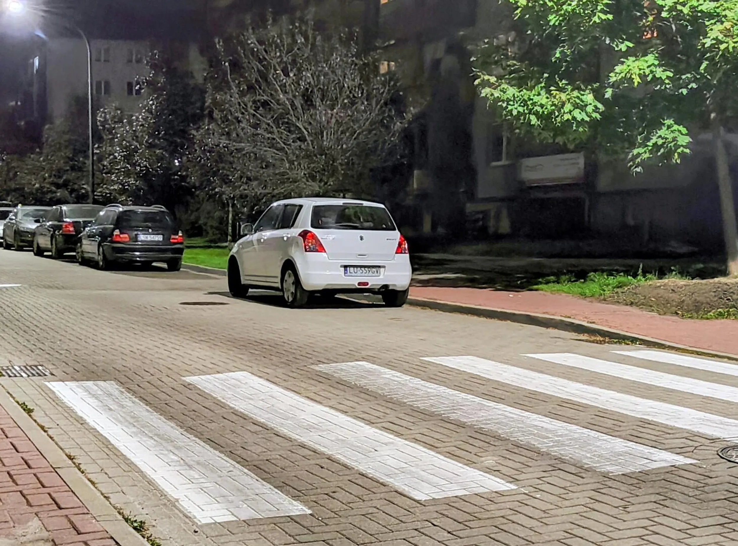 03.10.2025, ul. Ratajczaka, Świdnik Białe Suzuki: postój pojazdu w odległości mniejszej niż 10 metrów od przejścia dla pieszych oraz postój w obrębie skrzyżowania