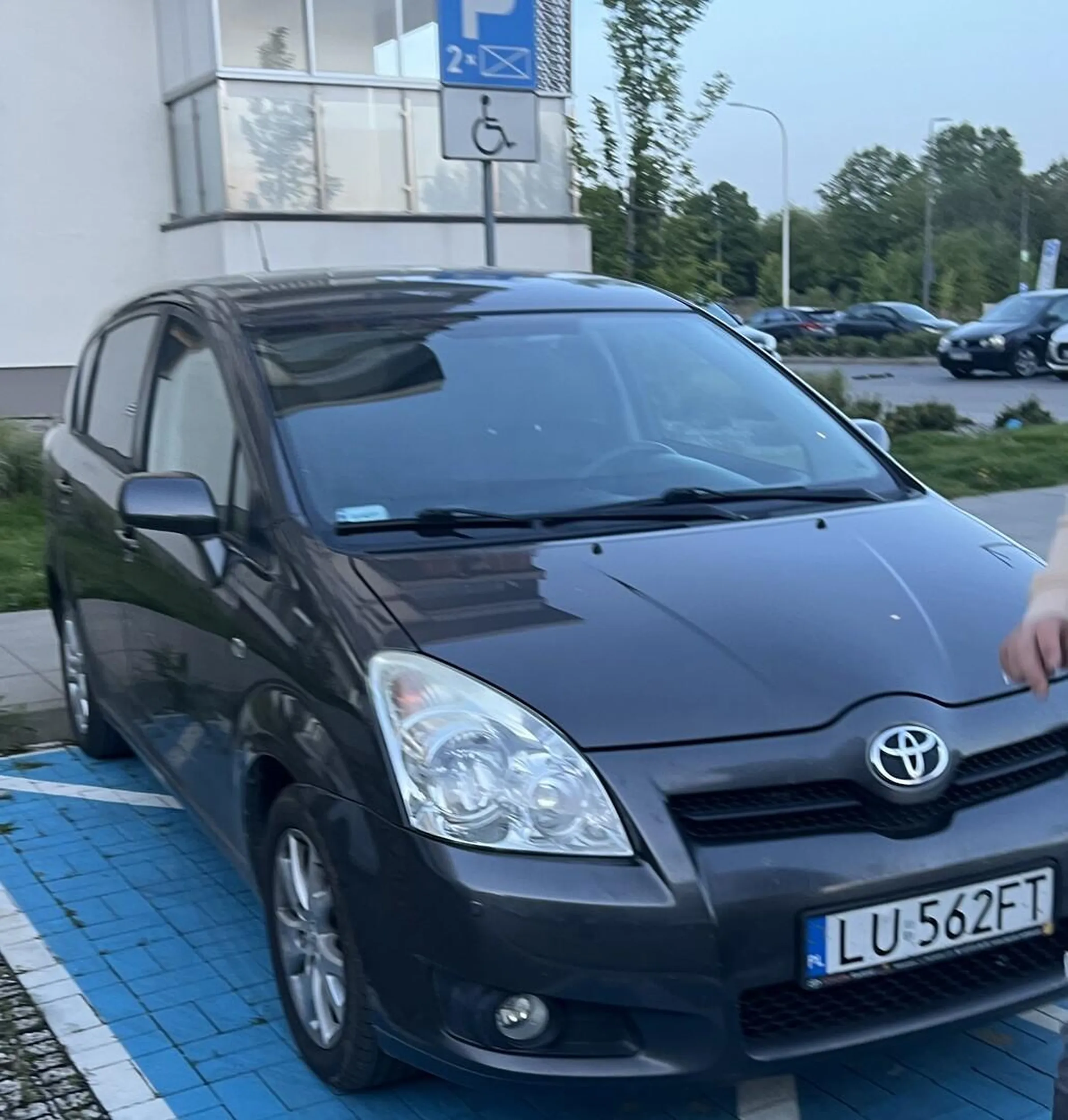 Parkuje bez uprawnień na miejscu dla niepełnosprawnych. Inwalida ale umysłowy . Zabierasz możliwość parkowania uprzywilejowanym . WSTYD !