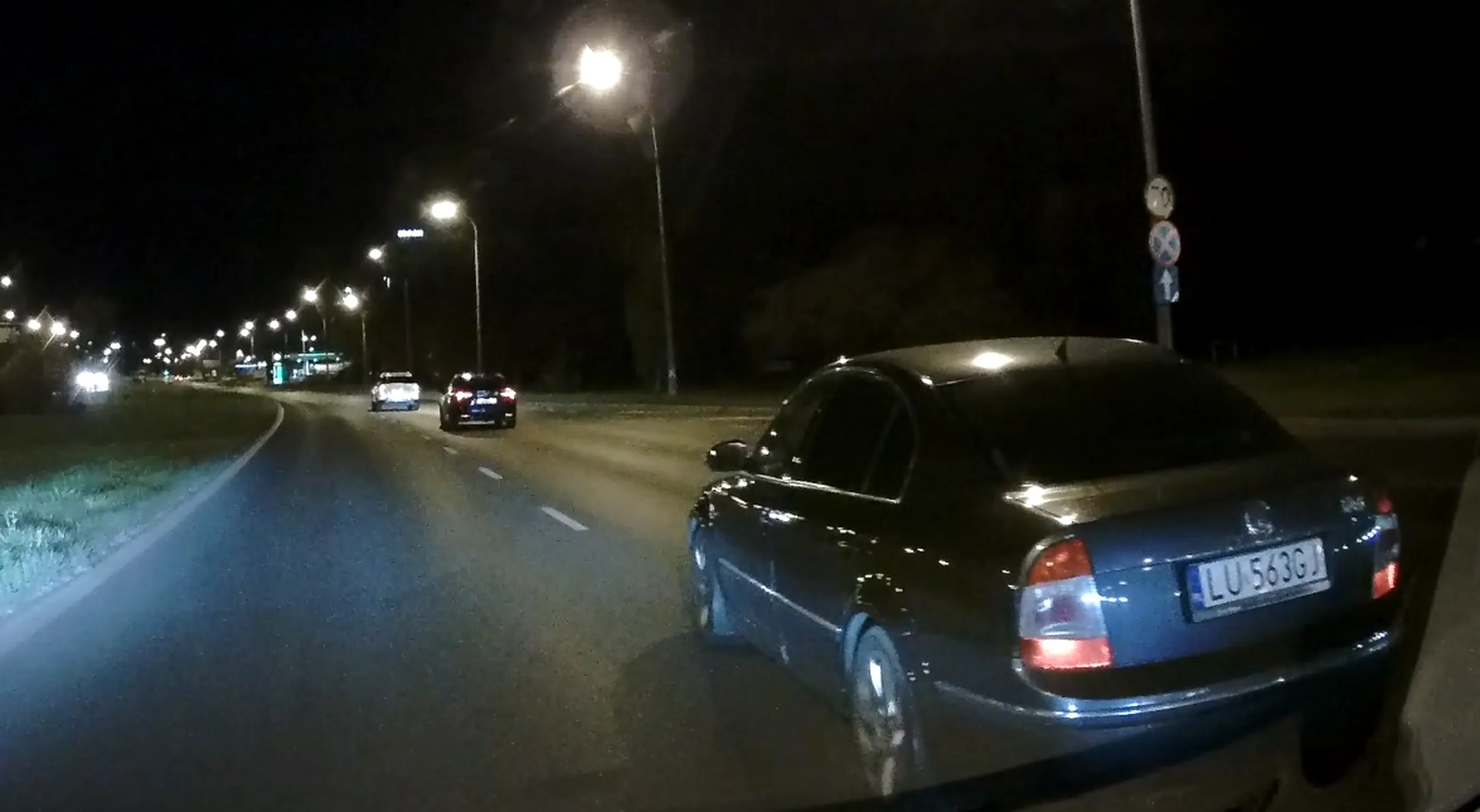 Wjazd na skrzyżowanie na czerwonym świetle tego gówni@ka o mało nie skończył się kolizją.