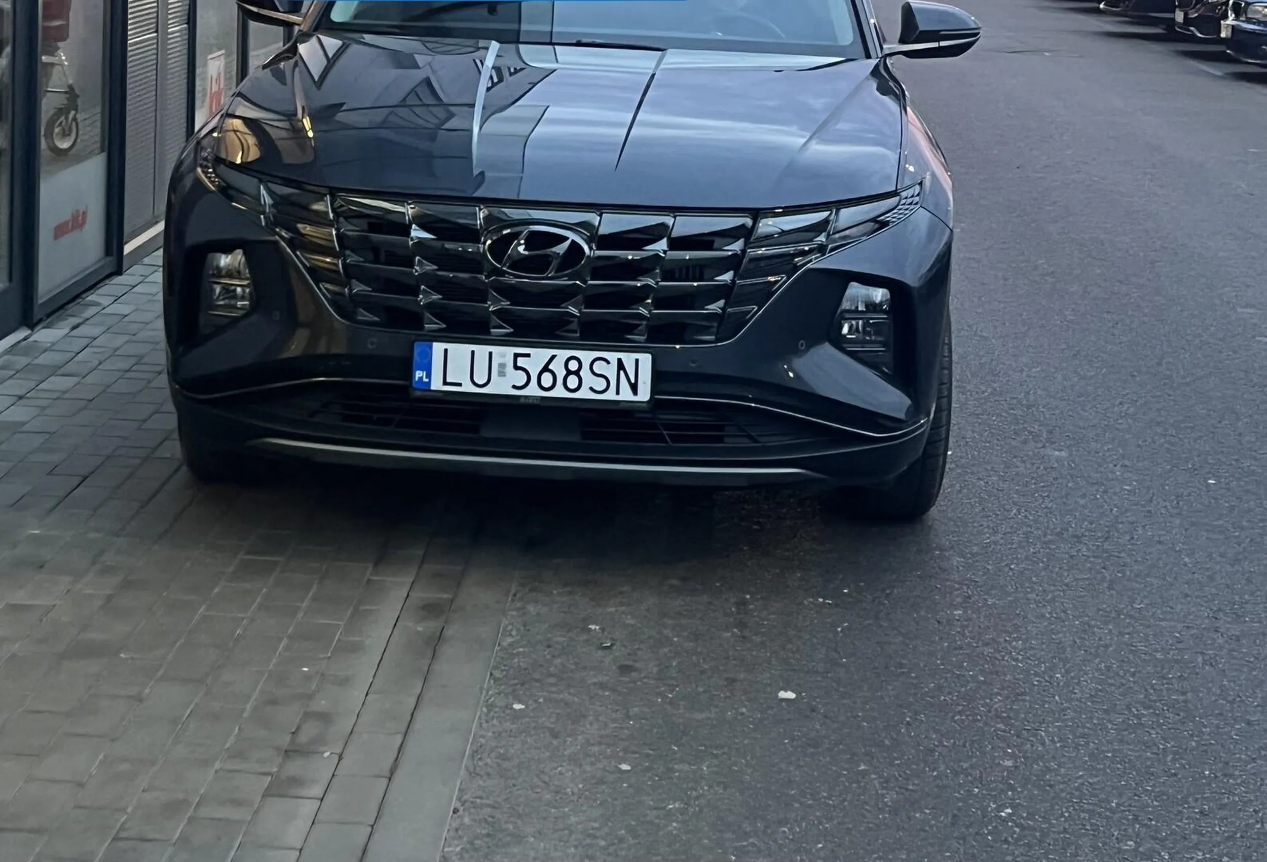 Parkuje gdzie popadnie a kobieta z wózkiem po ulicy    . Zaznaczę ,że były miejsca wolne tylko chęci  i umiejętności brak .