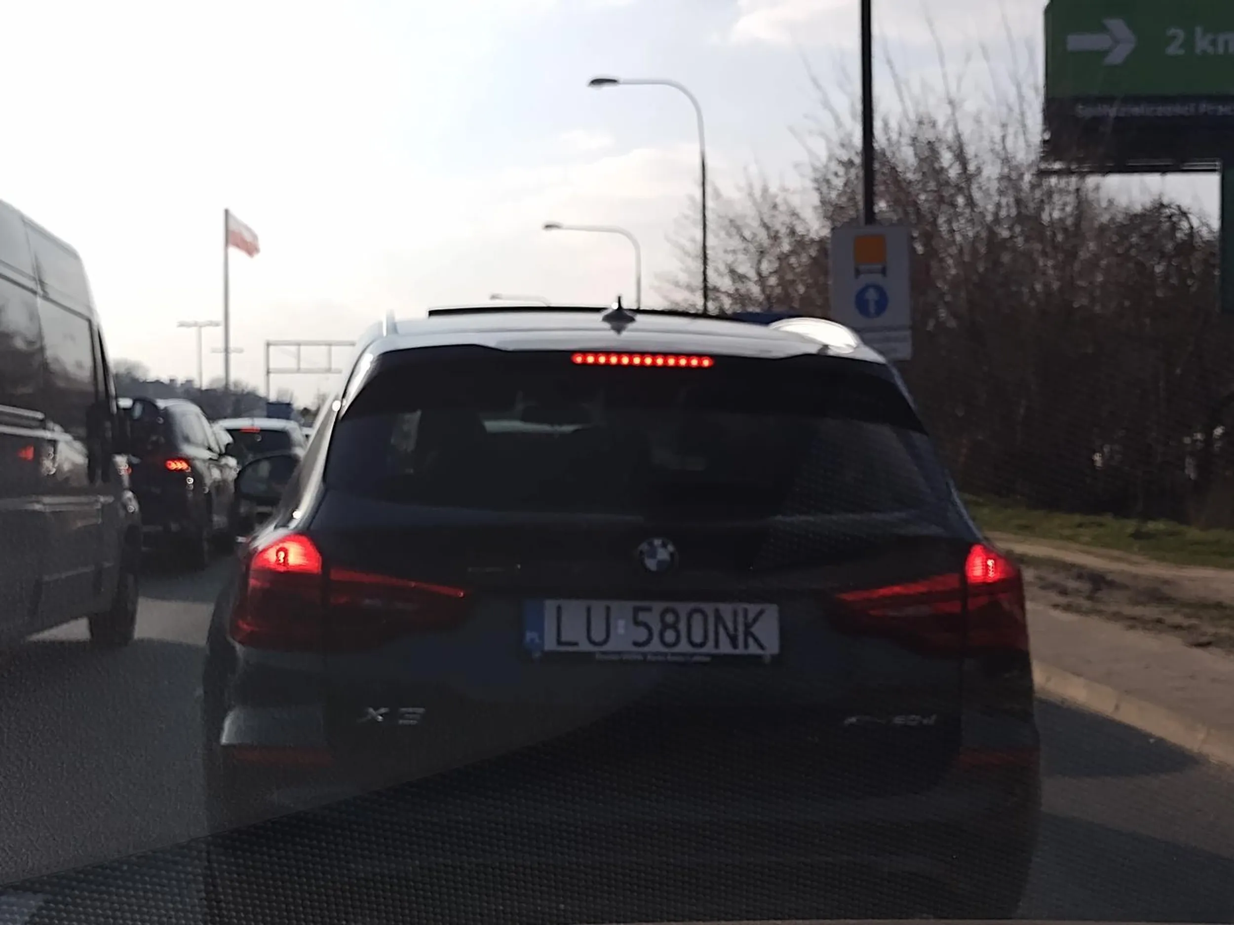 Kierująca, wielka dama a słoma z butów, nie ogarnia kodeksu. Jeździe na zderzaku tylko po to by na zwężeniu nie wpuścić innego kierowcy. Widać że tą babę ktoś gnębił w dzieciństwie że teraz takie numery odwala...???