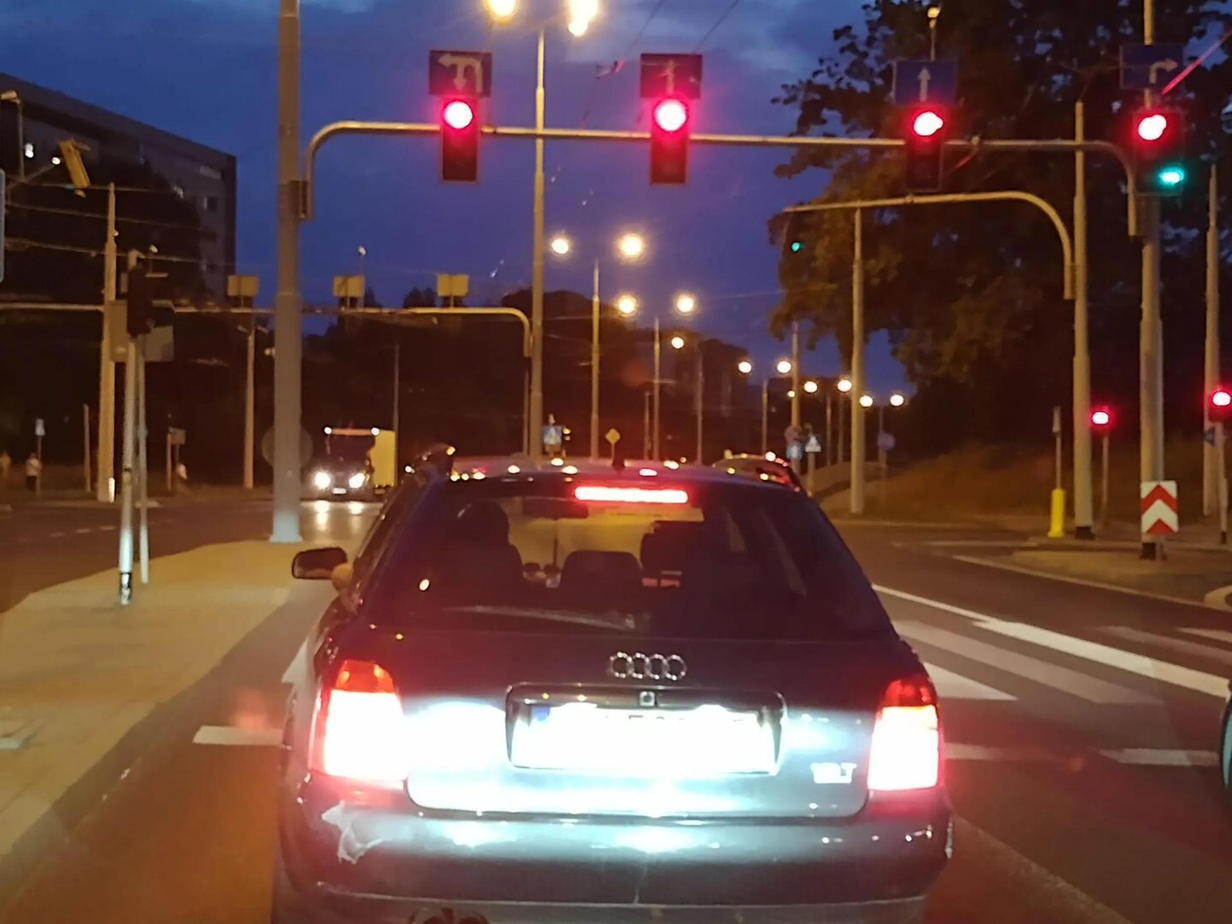 Tak wygląda samochód który powinien być na złomie. Stan techniczny tragiczny! A kierowca tylko gaz w podłogę, taki cwany że stoi na światłach minutę dłużej a przepisy wszystko możliwe ignoruje!!!