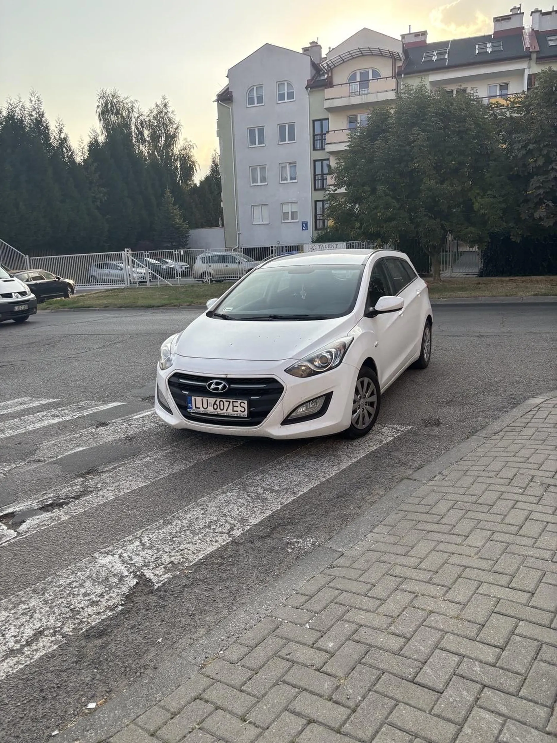 Baba parkuje jak jej się podoba. Należy się mandacik. Szybkie zakupy nie usprawiedliwiają zaćmienia mózgowego