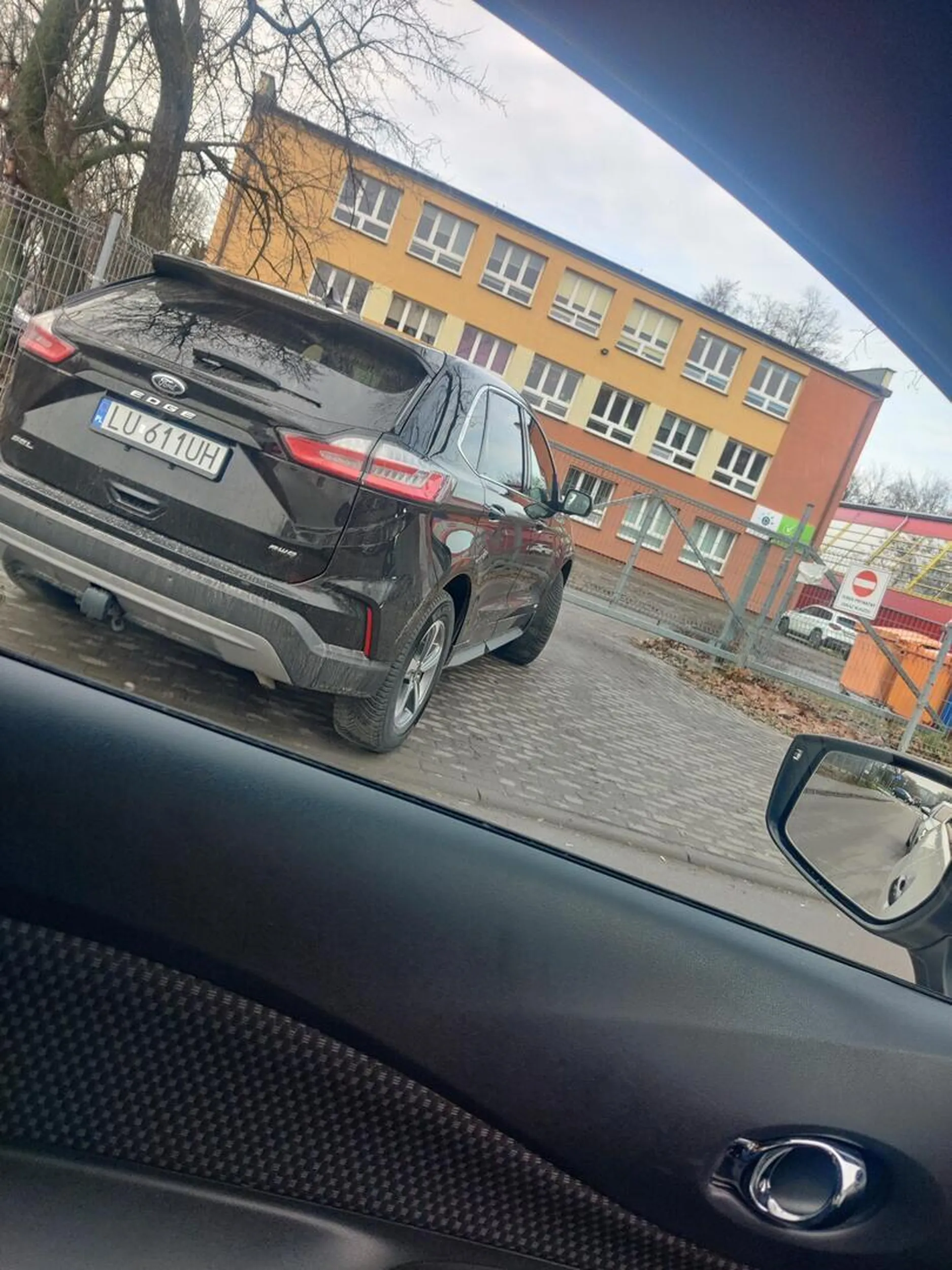 Kierowca nie używa kierunkowskazów i zachowuje się, jakby był sam na drodze. Ogólnie cierpi jak większość kierowców na taką przypadłość, która każe mu myśleć, że on jest specjalnie uprzywilejowany na drodze.