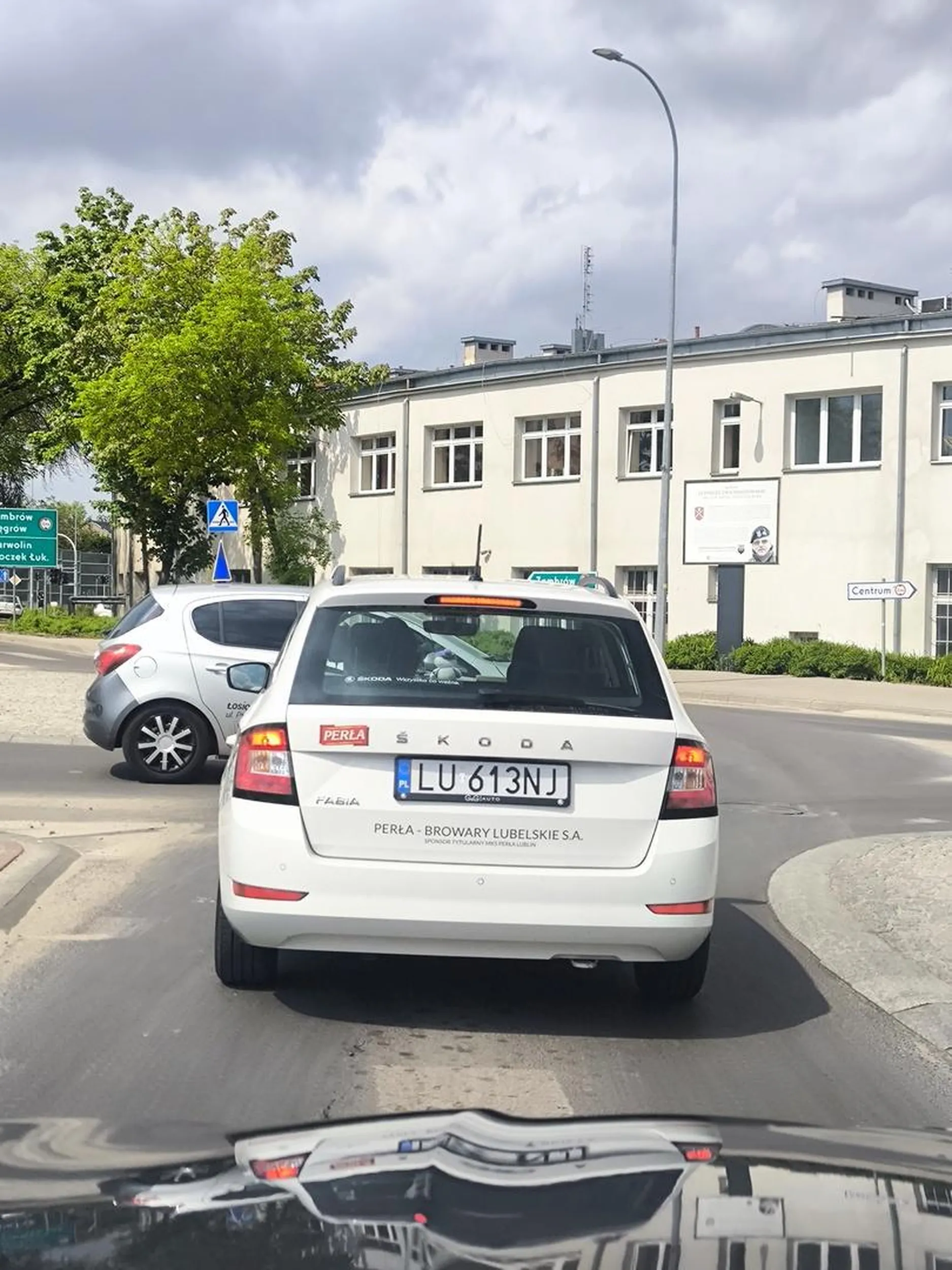 Burak wozi się służbowym autem, prawko znalezione w chipsach.