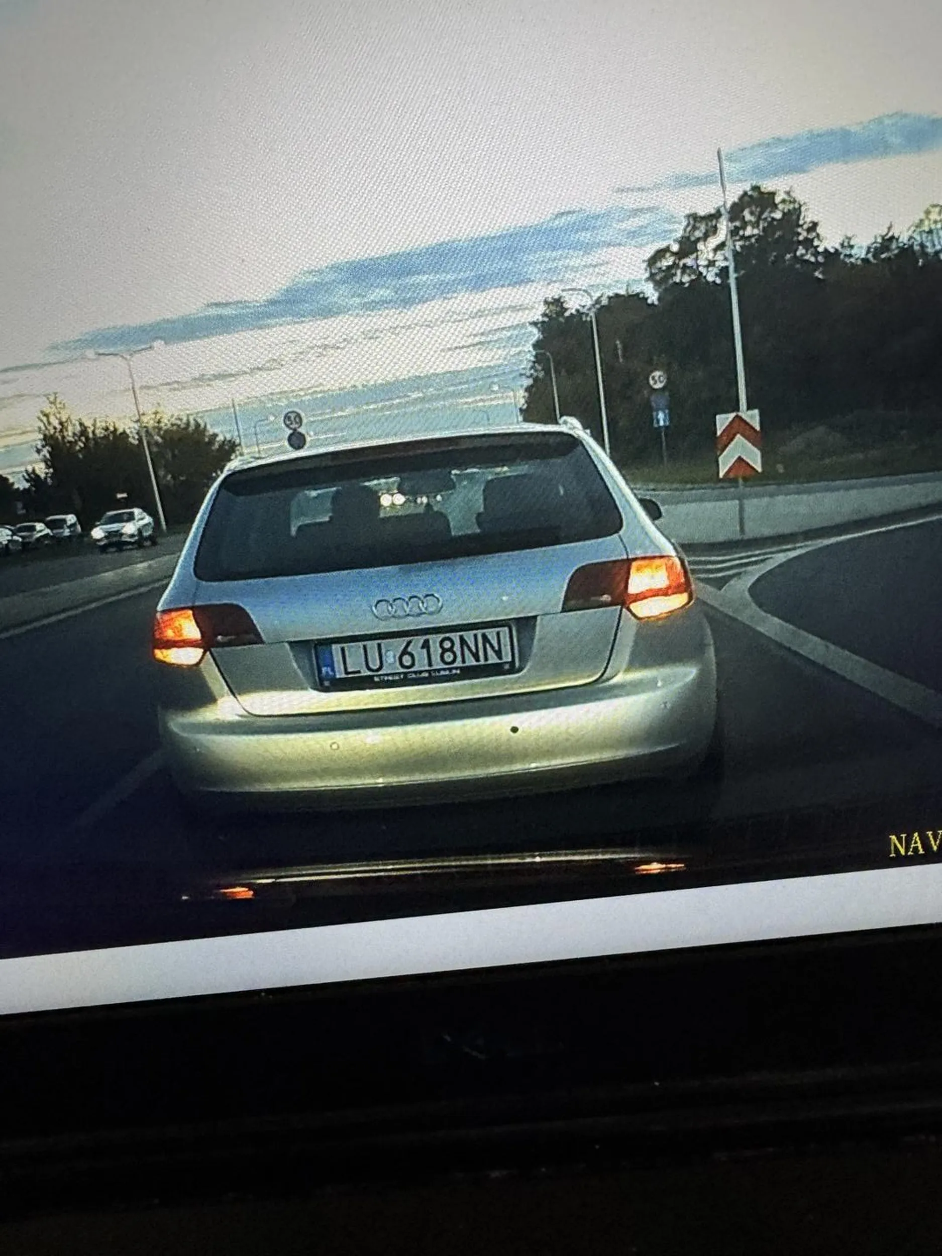 Trąbi, wymusza pierwszeństwo, zajeżdża drogę i na dwupasmowej drodze wychodzi z samochodu z łapami do kobiety w ciąży, bo mu się strasznie spieszy. Człowieku, dowartosciowywuj się gdzie indziej bo nagranie już jest na policji.