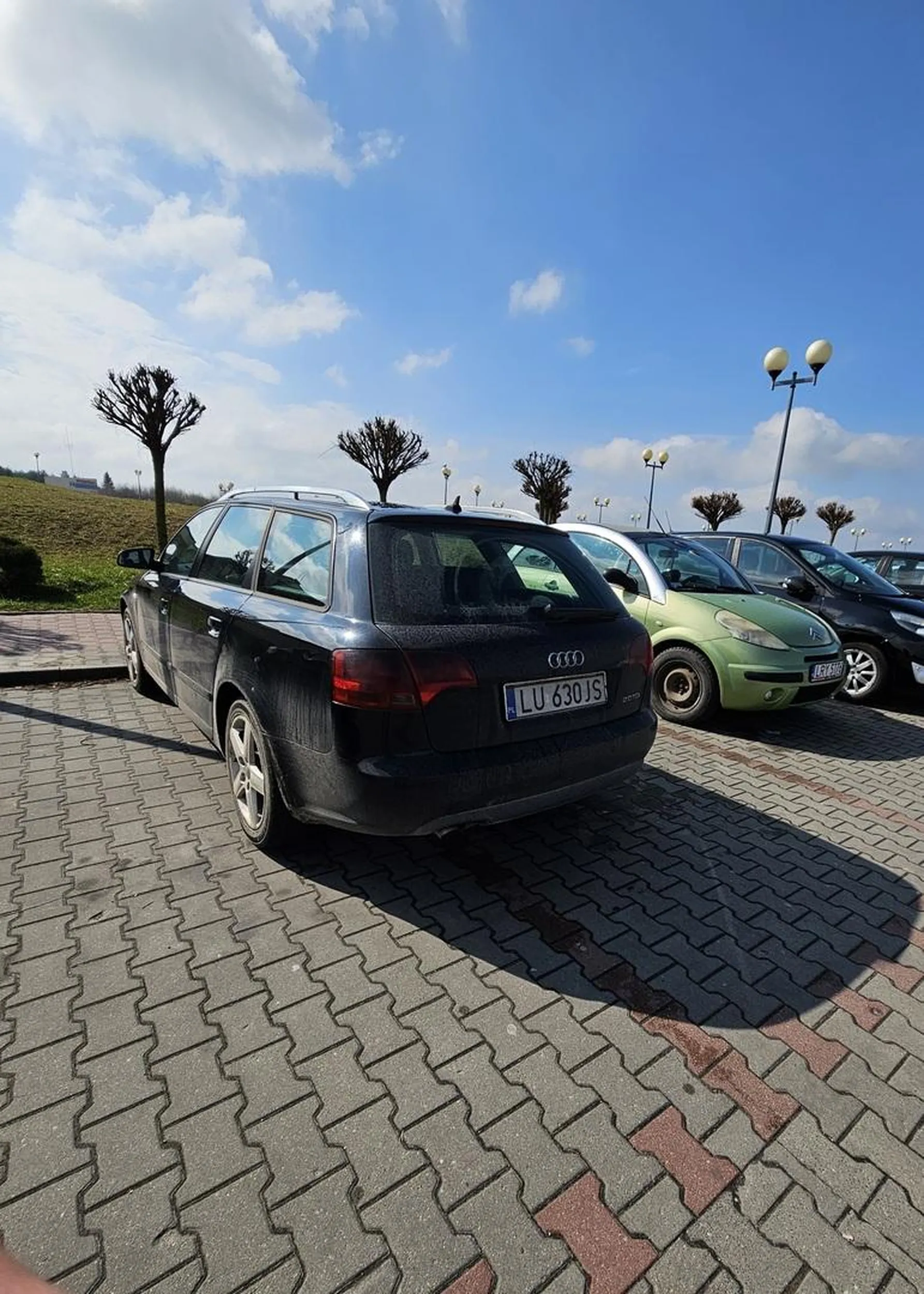 Stoi na 2 miejscach zeby przypadkiem nikt 20 letniego parcha PREMIUM nie obił hahah bo elektryczne szyby mo i klime