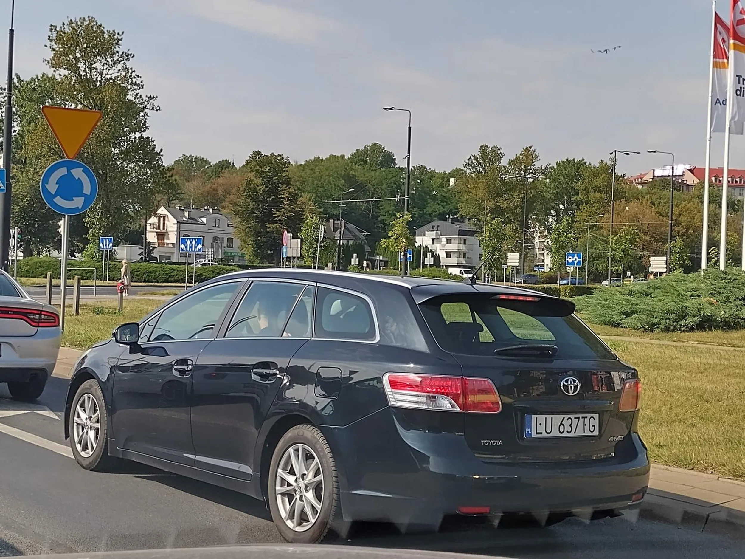 Tak wygląda auto z przygłupami w środku. Jedzie przekraczając prędkość, wymusza pierwszeństwo, jeździ po powierzchni wyłączonej z ruchu! A pasażerowie nic tylko mają ubaw z przygłupa za kółkiem!