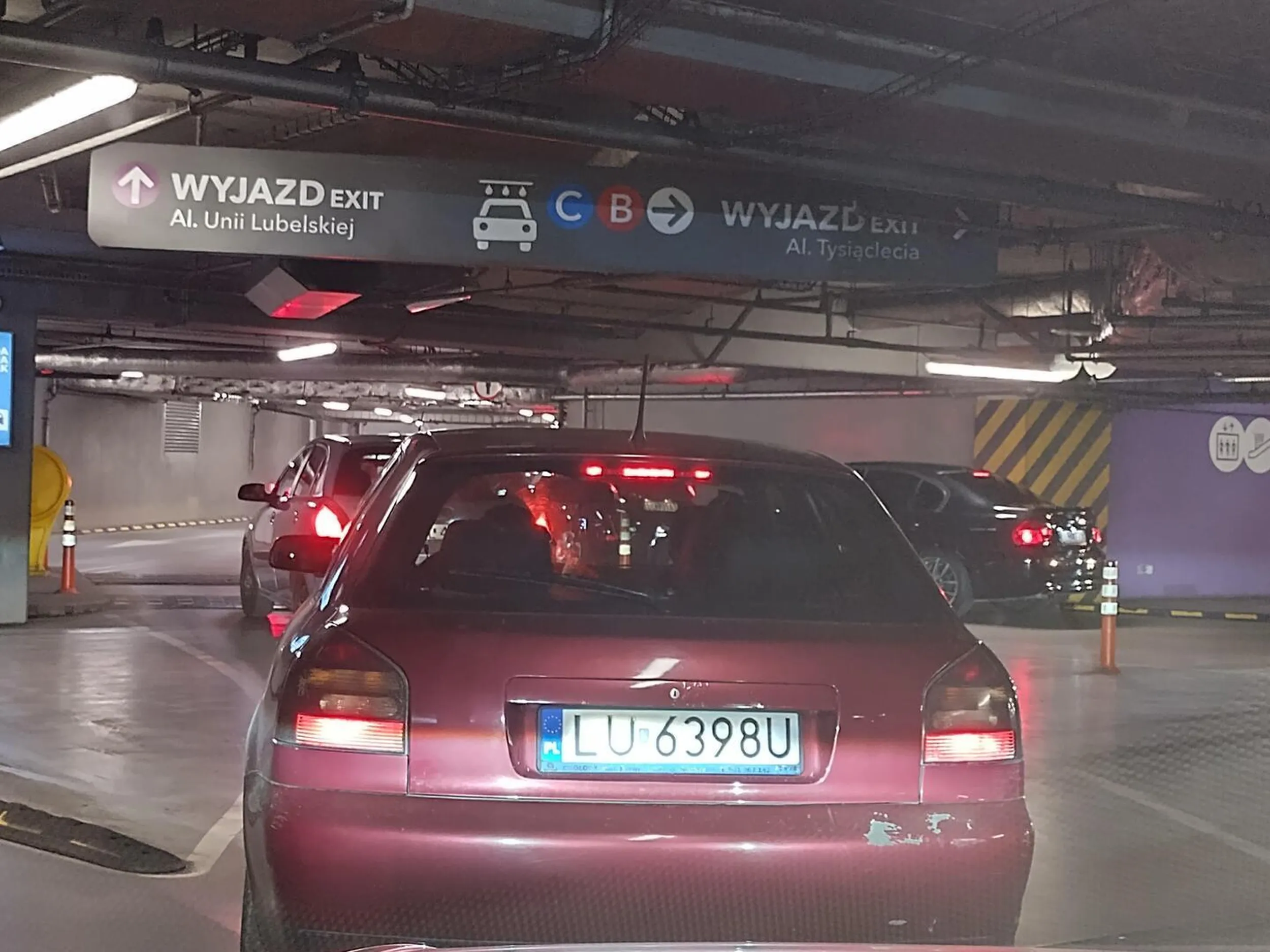 Stary, ciebie jazda na parkingu vivo przerosła? Od kiedy jadący prosto ma pierwszeństwo? Masz znak stop a ty sobie jedziesz i jeszcze trabisz! Powinieneś podziękować bo jak bym wjechał ci w bok to nie było by co zbierać!