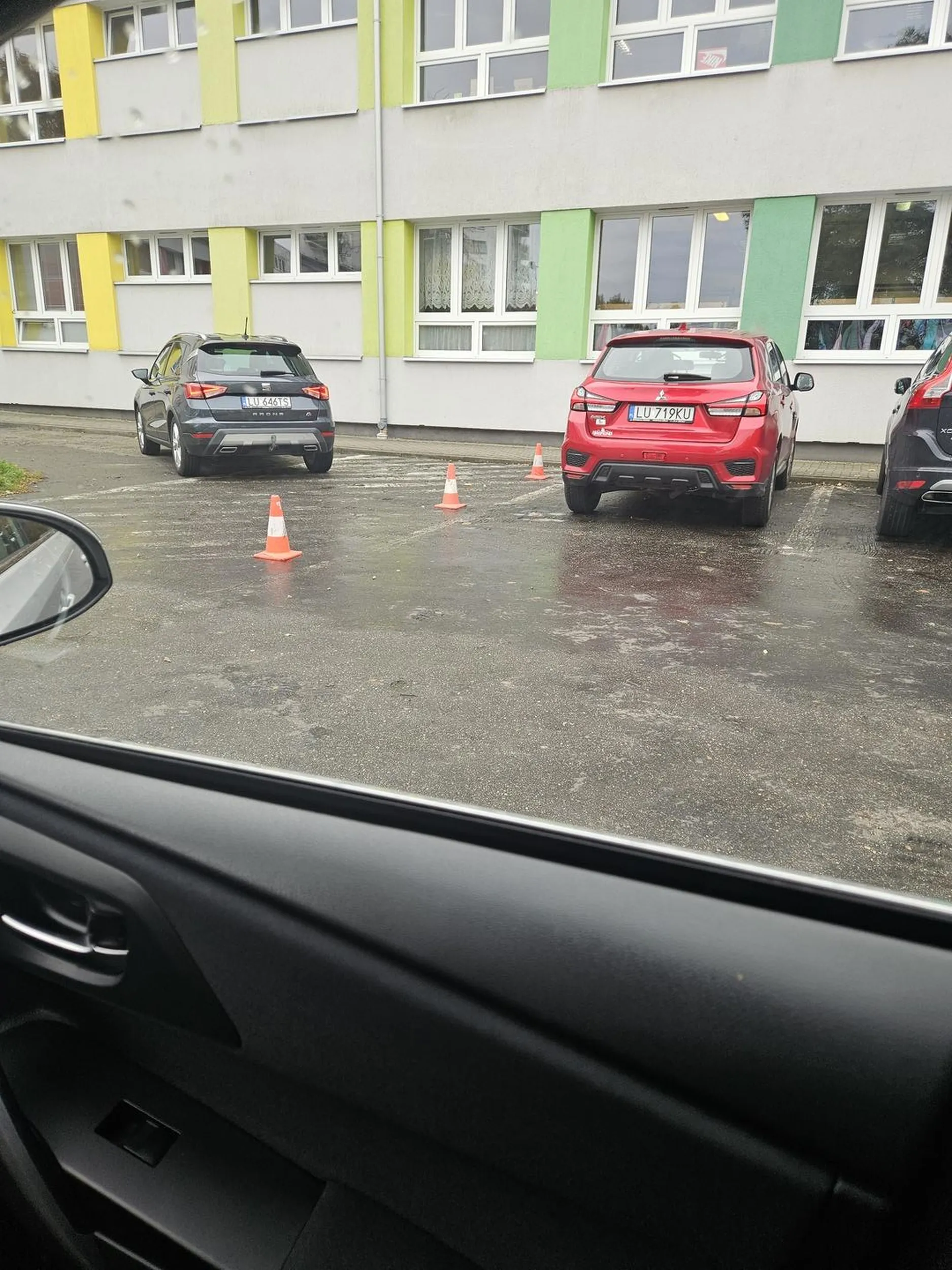 Te pachołki nie stają tam przypadkowo. Miejsce dla karetek pod szkola, nie mozna tam parkować!