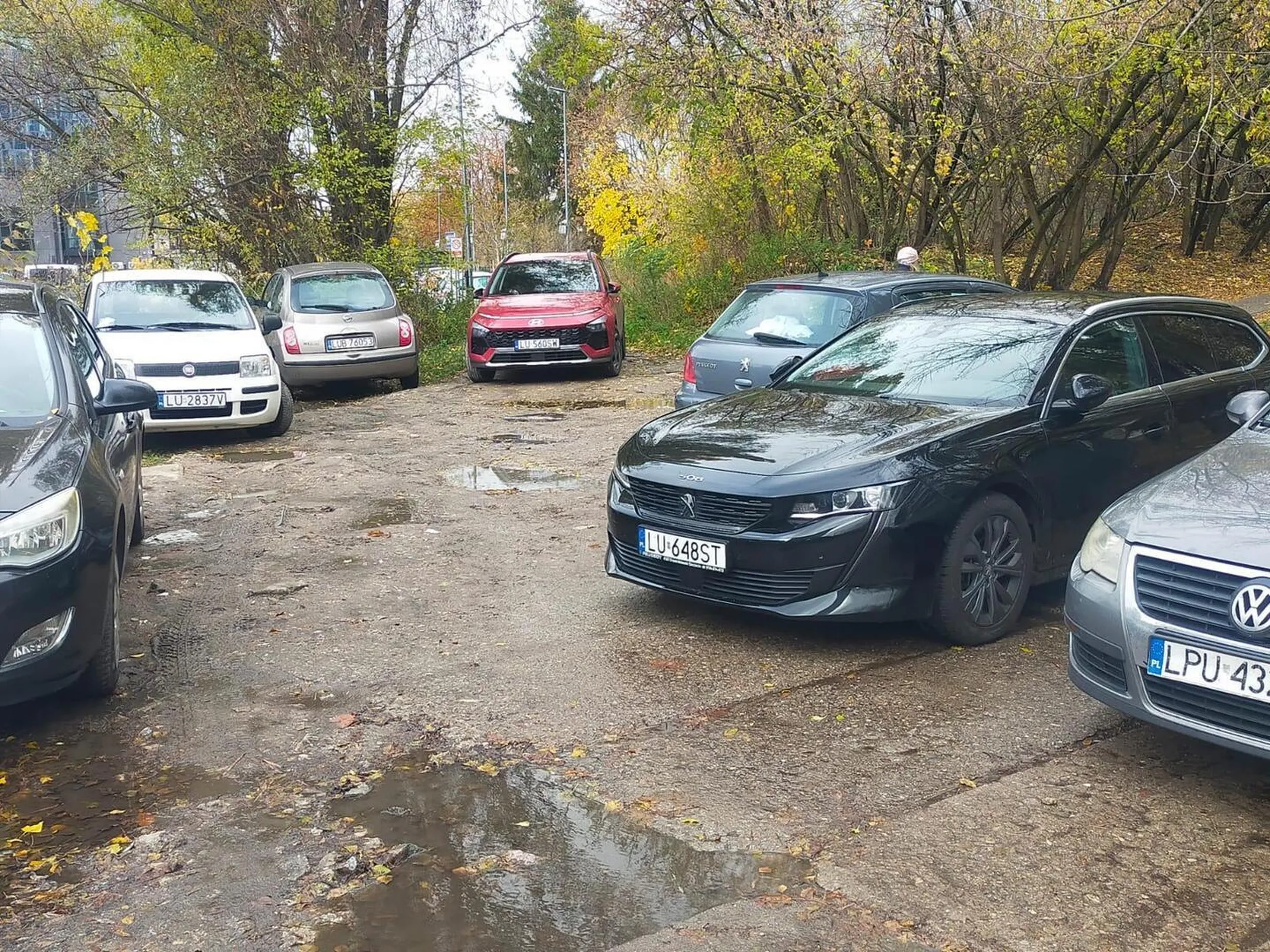 Lublin, parking niestrzeżony przy ul.nałęczowskiej. Kierowca postawił samochód w sposób utrudniający wyjazd z parkingu. Za samochodem dało się zaparkować głebiej.