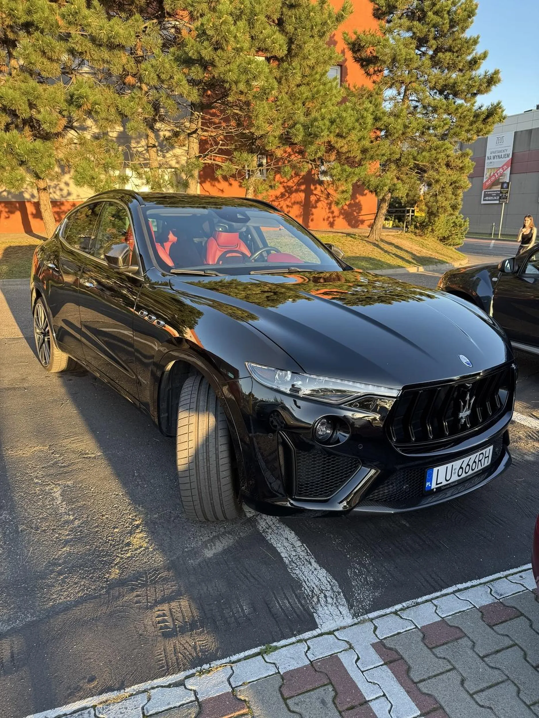 Parkować na dwa miejsca w sobotę o 17 pod galerią gdzie ledwo da się znaleźć jakiekolwiek miejsce to nie dość że popis umiejętności to na dodatek popis chamstwa i prostactwa