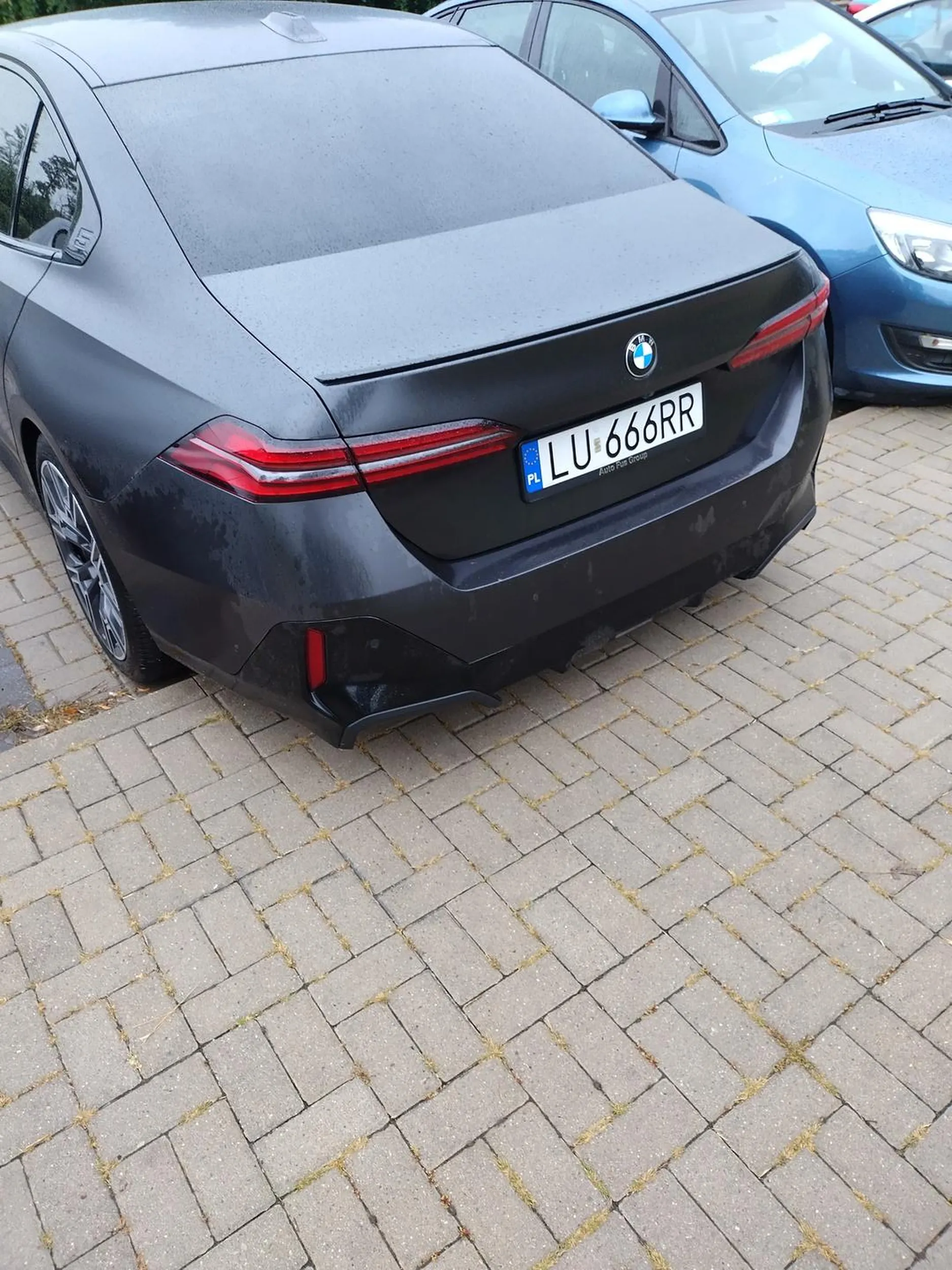 Każdy potrafi jeździć normalnie i czytać znaki aż nadjeżdża ynteligencja. Panisko stać nie będzie i się wpycha. Na raty ma a kultury brak