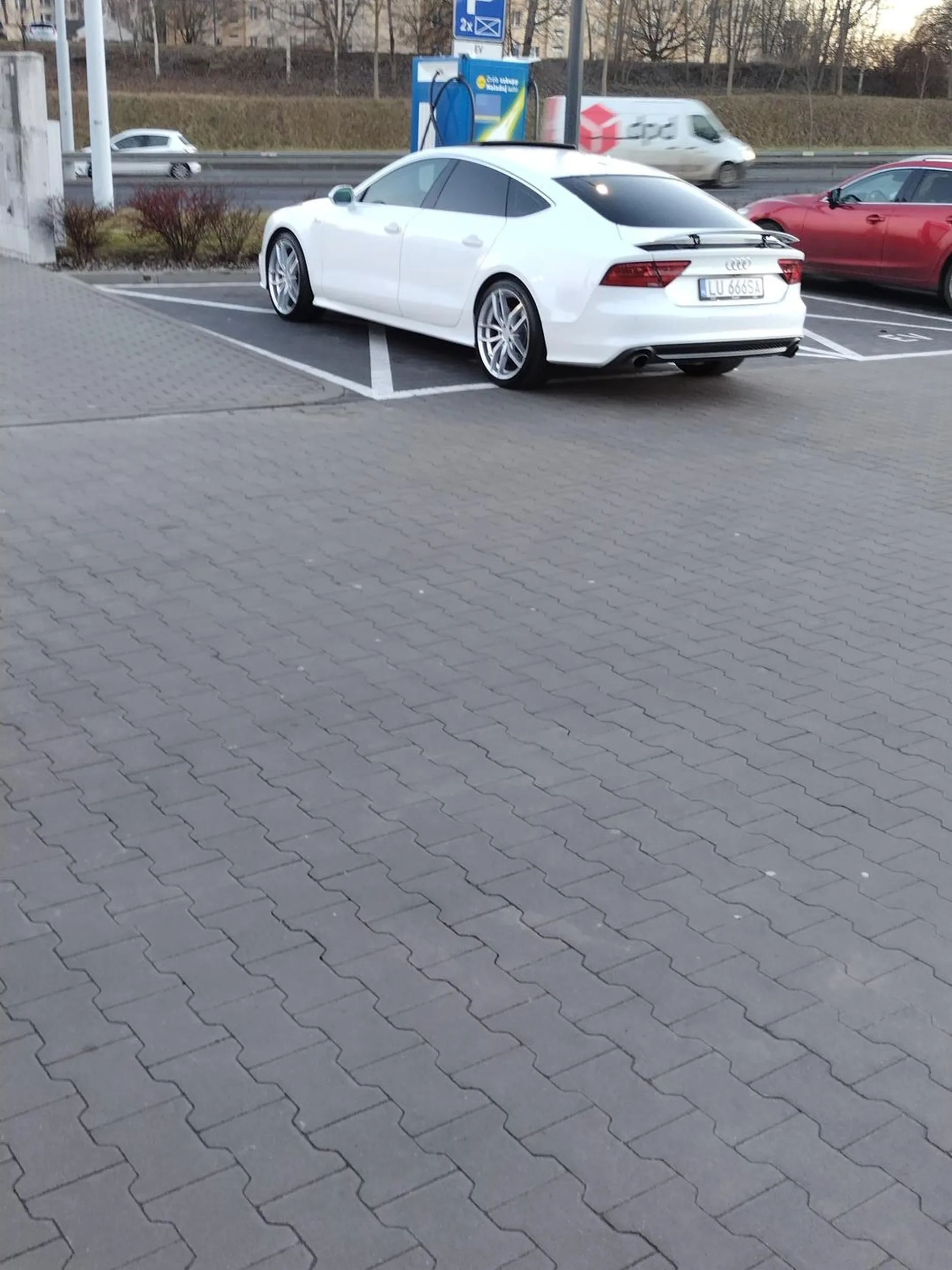 No i co tu o taki myśleć? Kupił stare audi, a rozumu brak! Jak beda mandaty to go nie będzie stać na miejscu do ładowania. Goguś i tyle!!!