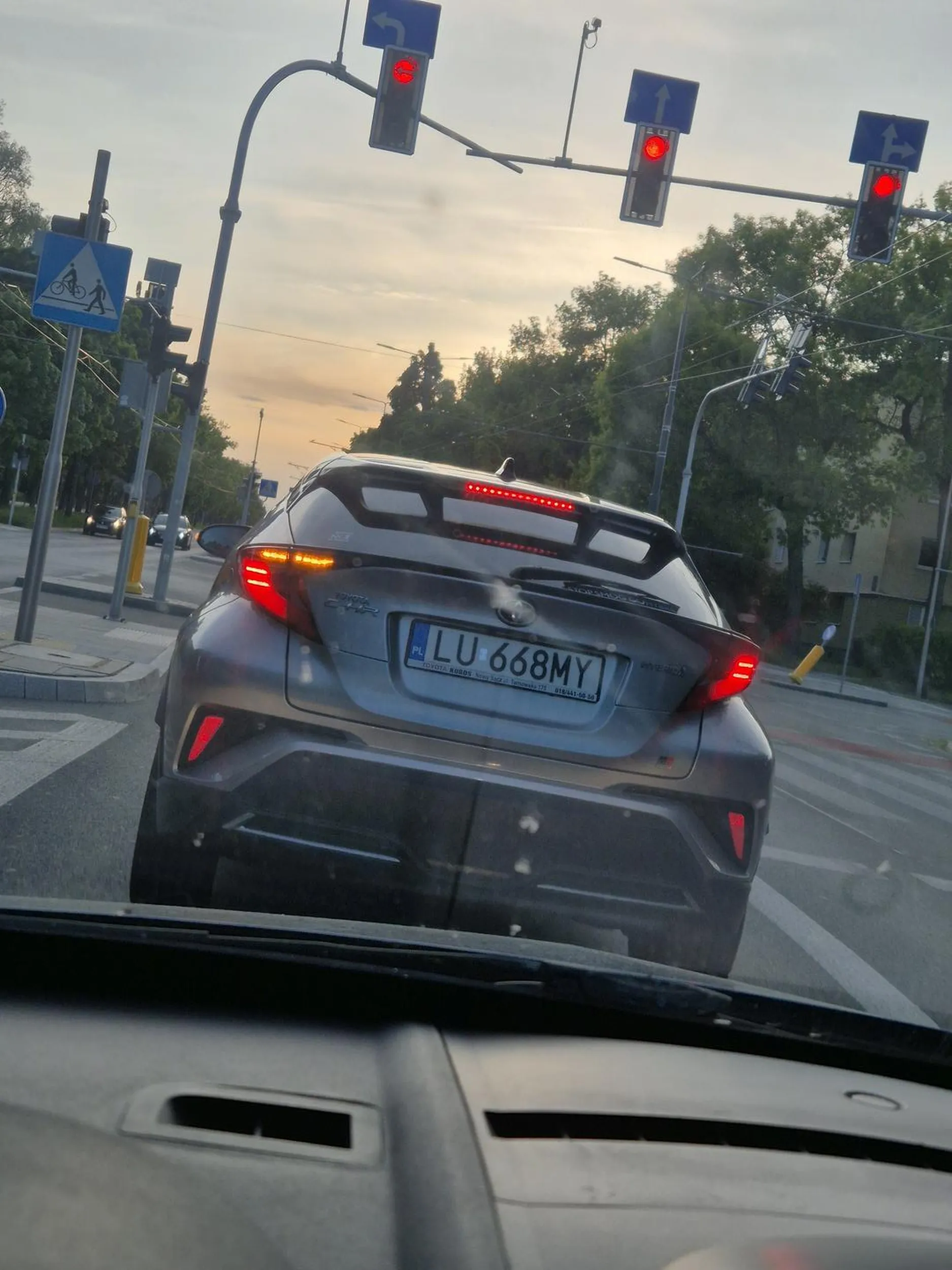 3 razy musiałem strąbić kierowcę tego pojazdu bo korzystał(-a) z telefonu w trakcie jazdy i stała po kilkanaście sekund na zielonym bezkolizyjnym świetle 3 skrzyżowania pod rząd (Długosza-Racławickie, Racławickie-Sowińskiego i Sowińskiego-Głęboka). Ile można?