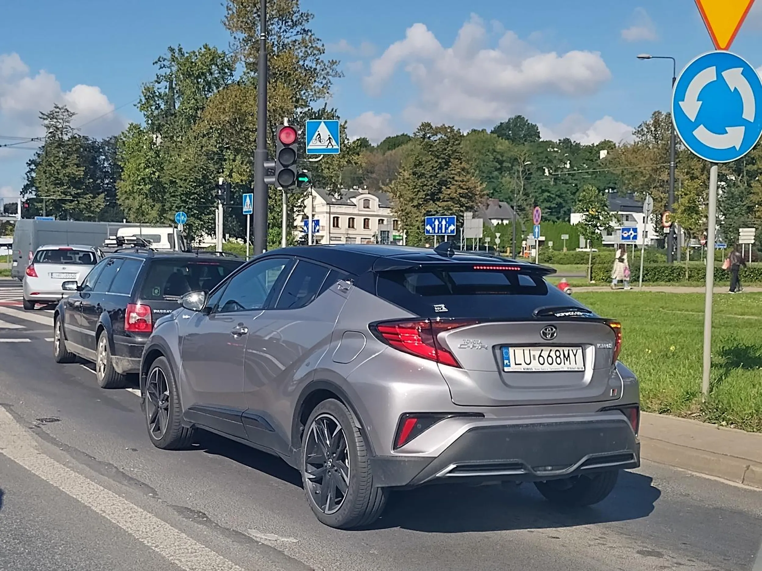 Proponuję durnej babie opanować agresję na drodze! Zajeżdża, ściga się, najbardziej z własną głupota, a potem i tak stoi na światłach!!!  Najpierw psychiatra i psycholog a potem za kółko siadaj!!!