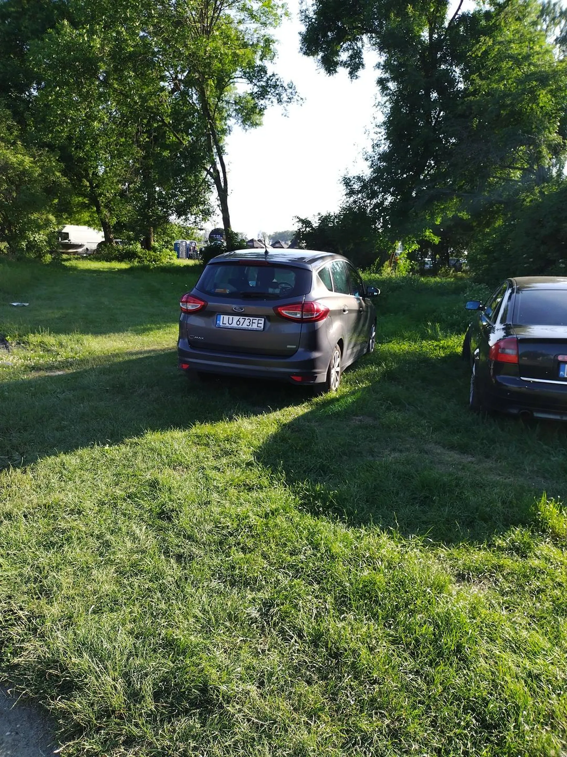 Spacer na łonie natury, ale przejść z parkingu już nie potrafi.... Lepiej zaparkować na trawniku. Co za buraki rasowe!!!