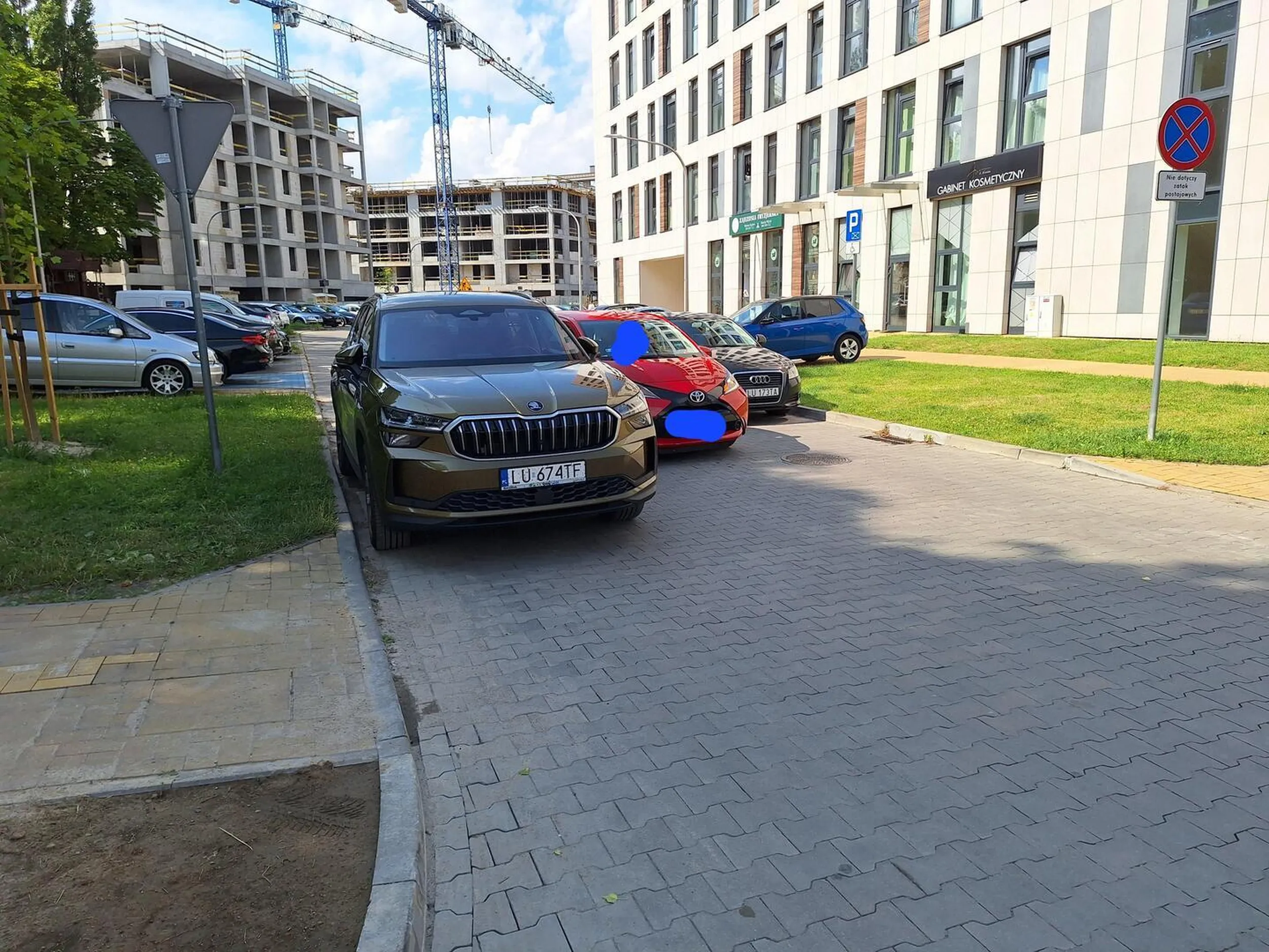 Następnym razem to się w poprzek ustawcie z tym kaudziarzem. Ewidentnie zatrzymaliście się na 5 minutową randkę w krzaczkach.